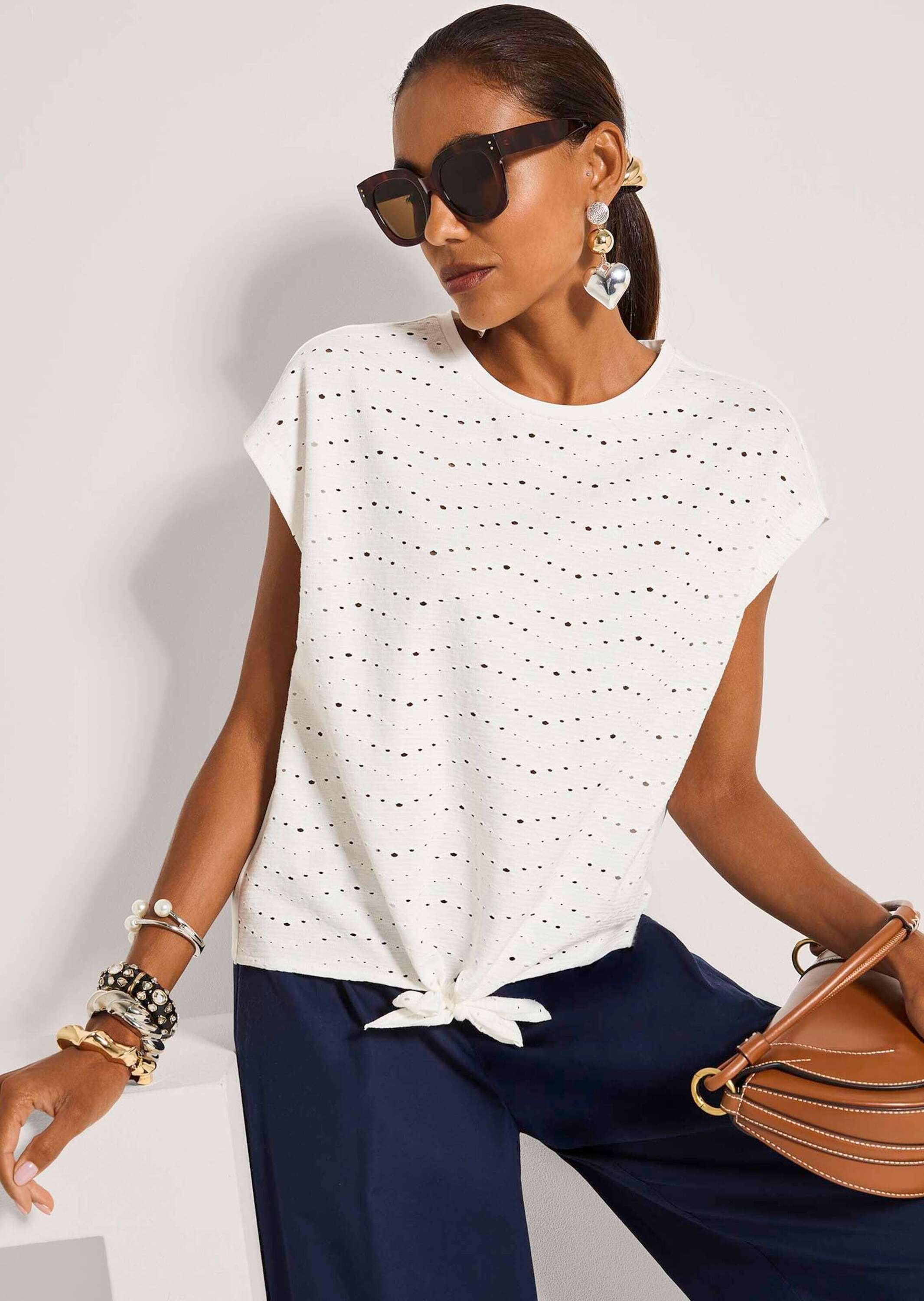 MADELEINE Kurzarmshirt »Shirt Shirt mit Lochstickerei, Kurzarm, Rundhals« Geknoteter Saum