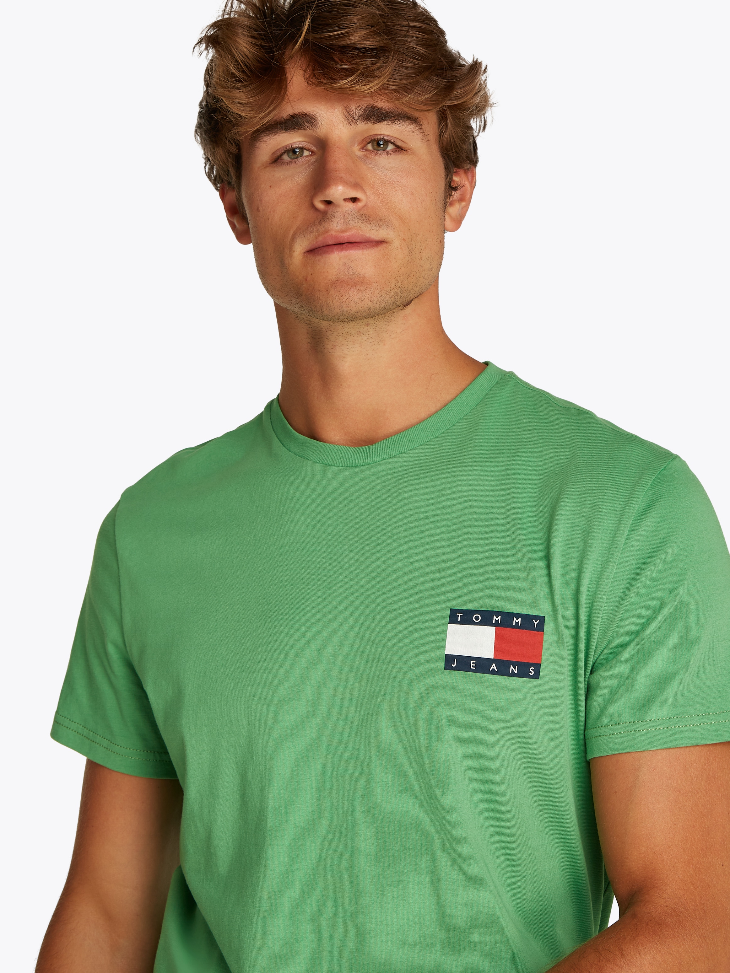 Tommy Jeans T-Shirt »TJM SLIM ESSENTIAL FLAG TEE EXT«, Mit Rundhalsausschnitt