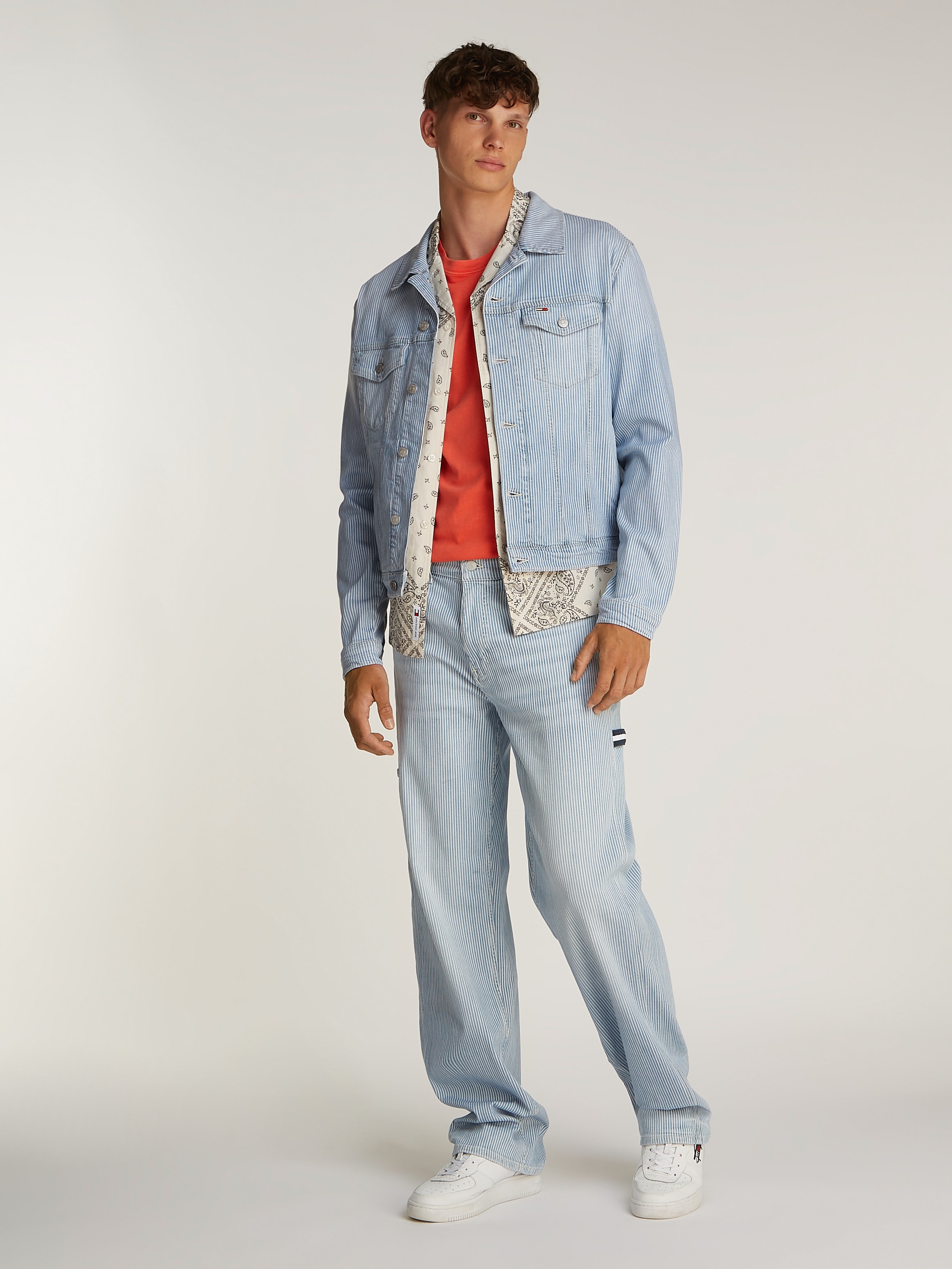 Tommy Jeans Jeansjacke »RYAN RGLR TRCKR JCKT BI6132«, fein gestreift