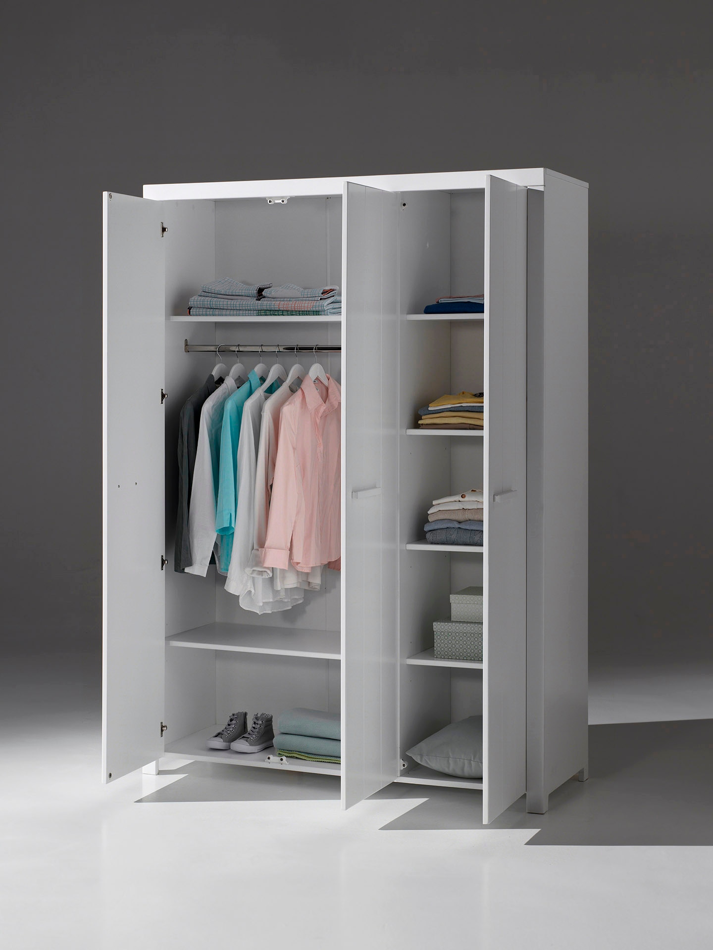 Vipack Kleiderschrank, (Made in Europe), Geräumiger 3-trg. inkl. Wäscheeinteilung, Ausf. weiß lackiert