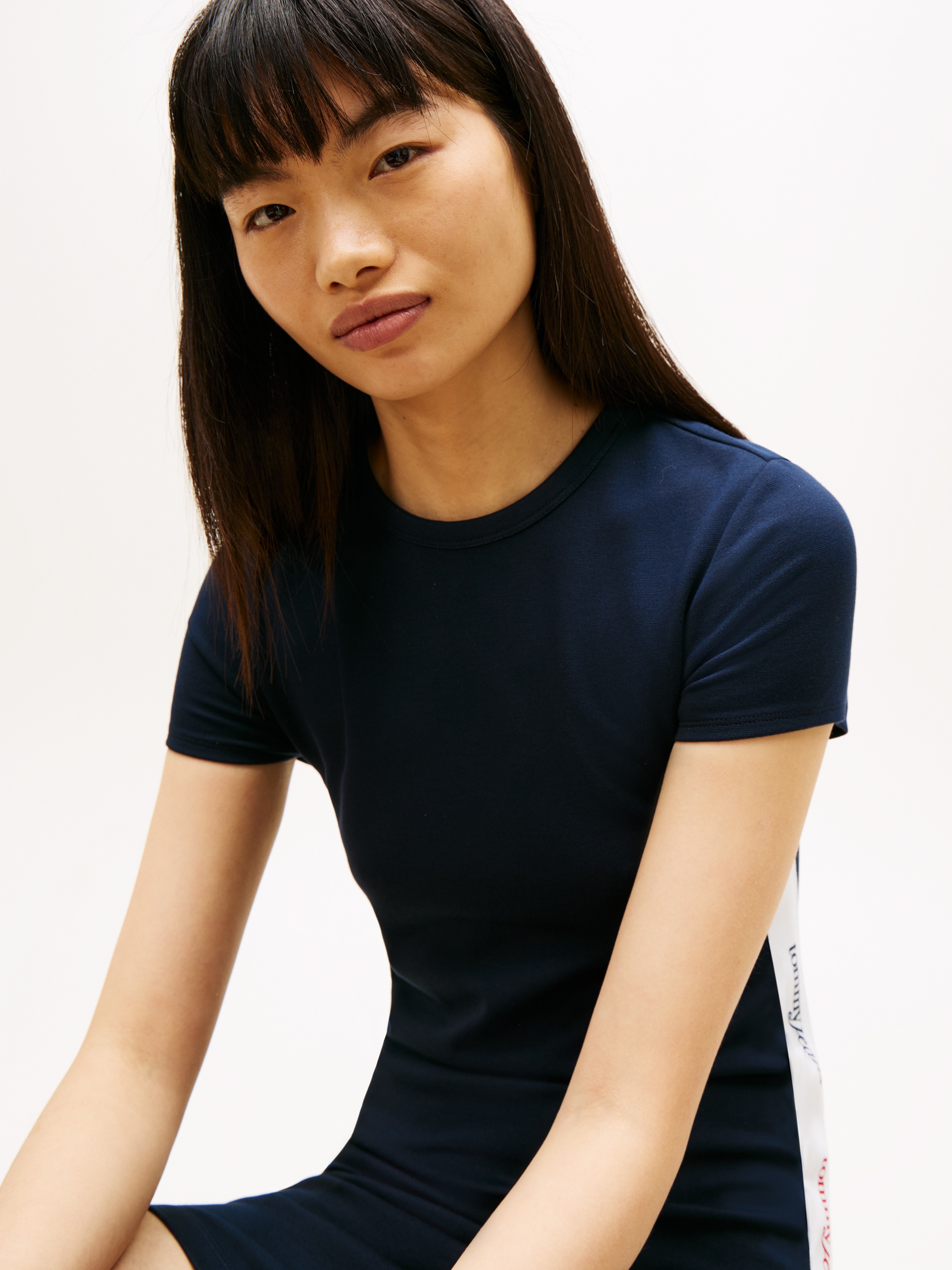 Tommy Jeans Jerseykleid »TJW BODYCON TAPE DRESS« mit seinem klassischen, schlichten Design