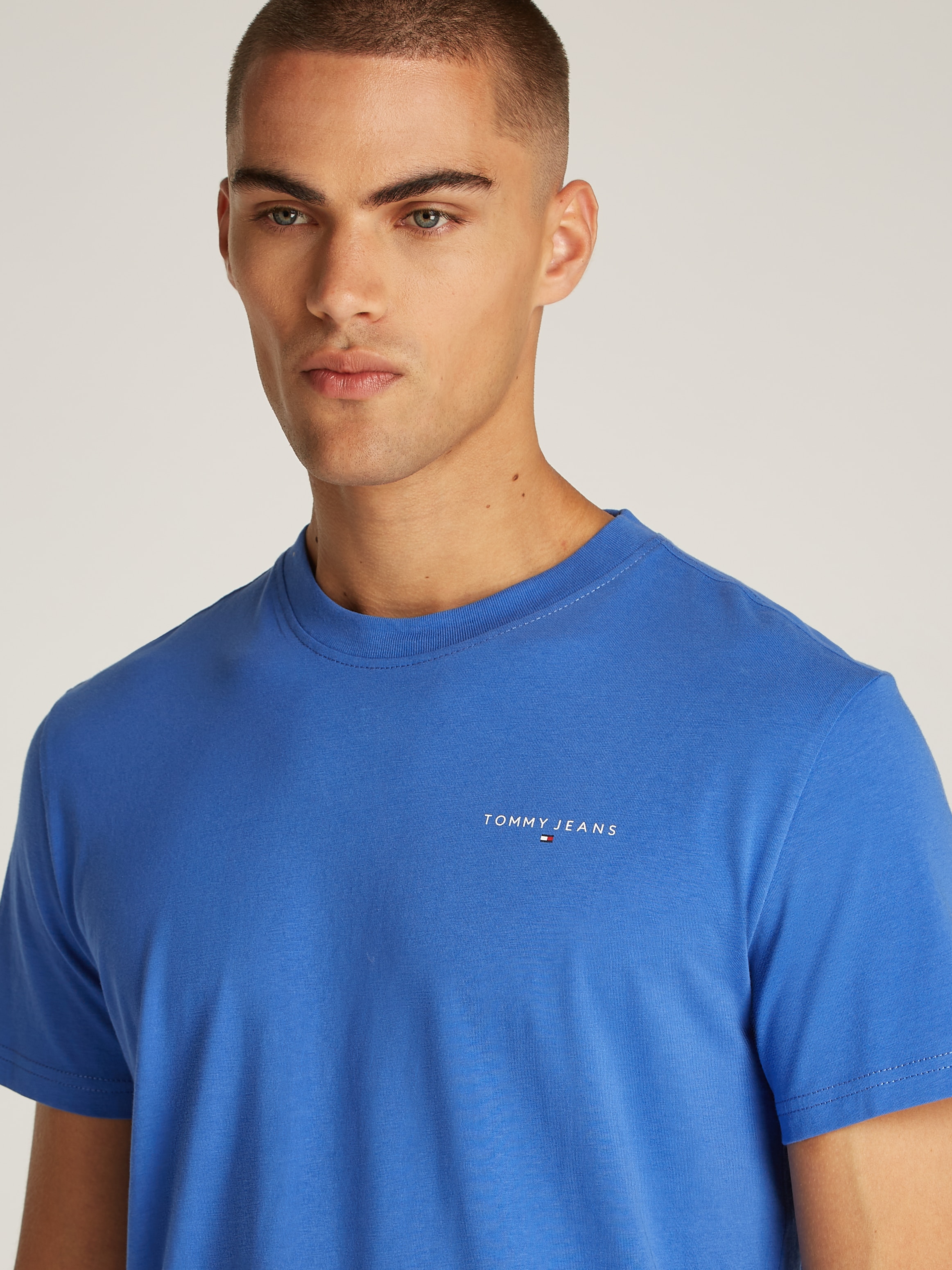 Tommy Jeans T-Shirt »TJM SLIM LINEAR CHEST SS TEE EXT«, mit Logodruck