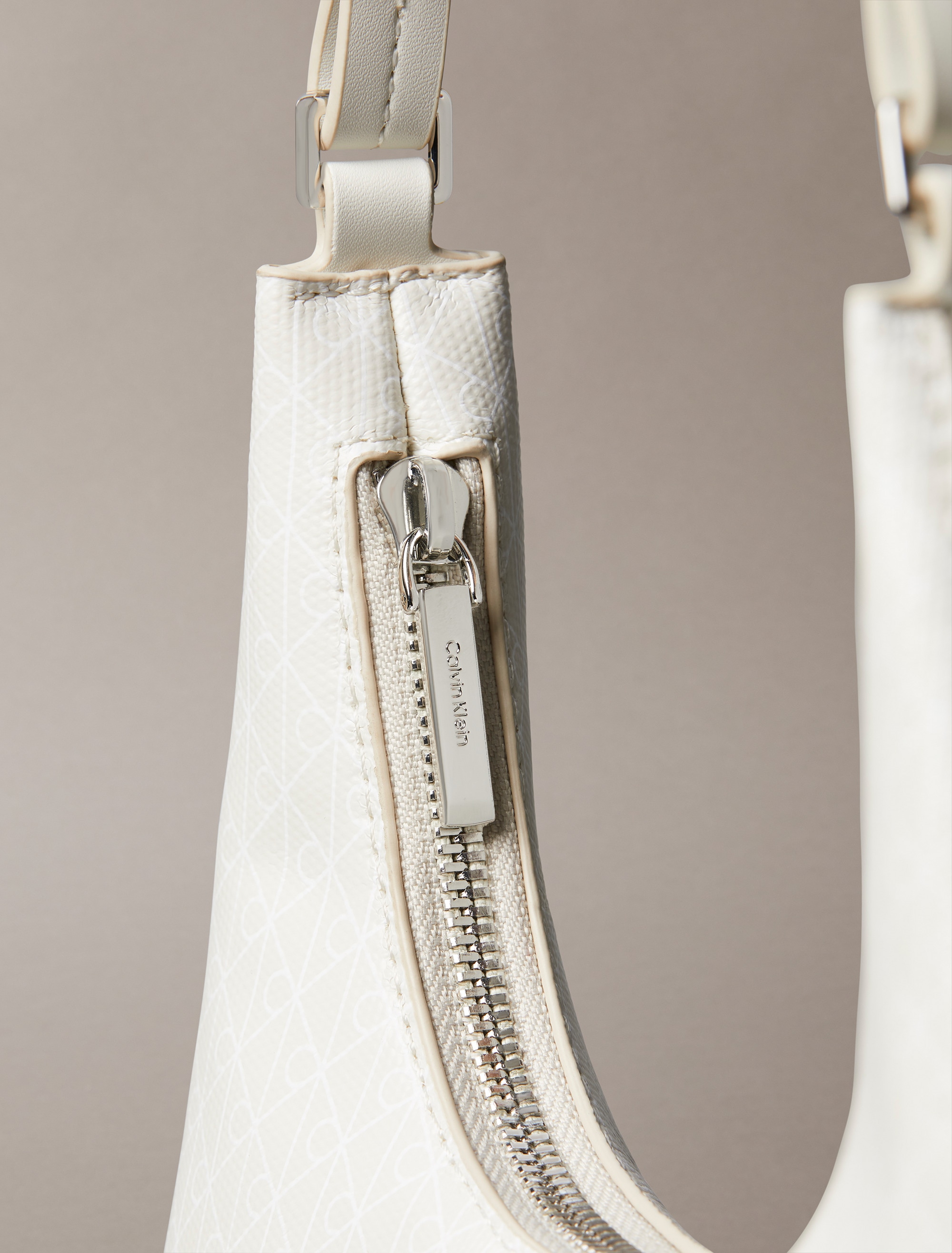 Calvin Klein Schultertasche »AOP SHOULDER BAG«, Henkeltasche, Handtasche, Umhängetasche mit CK-Monogramm-Print