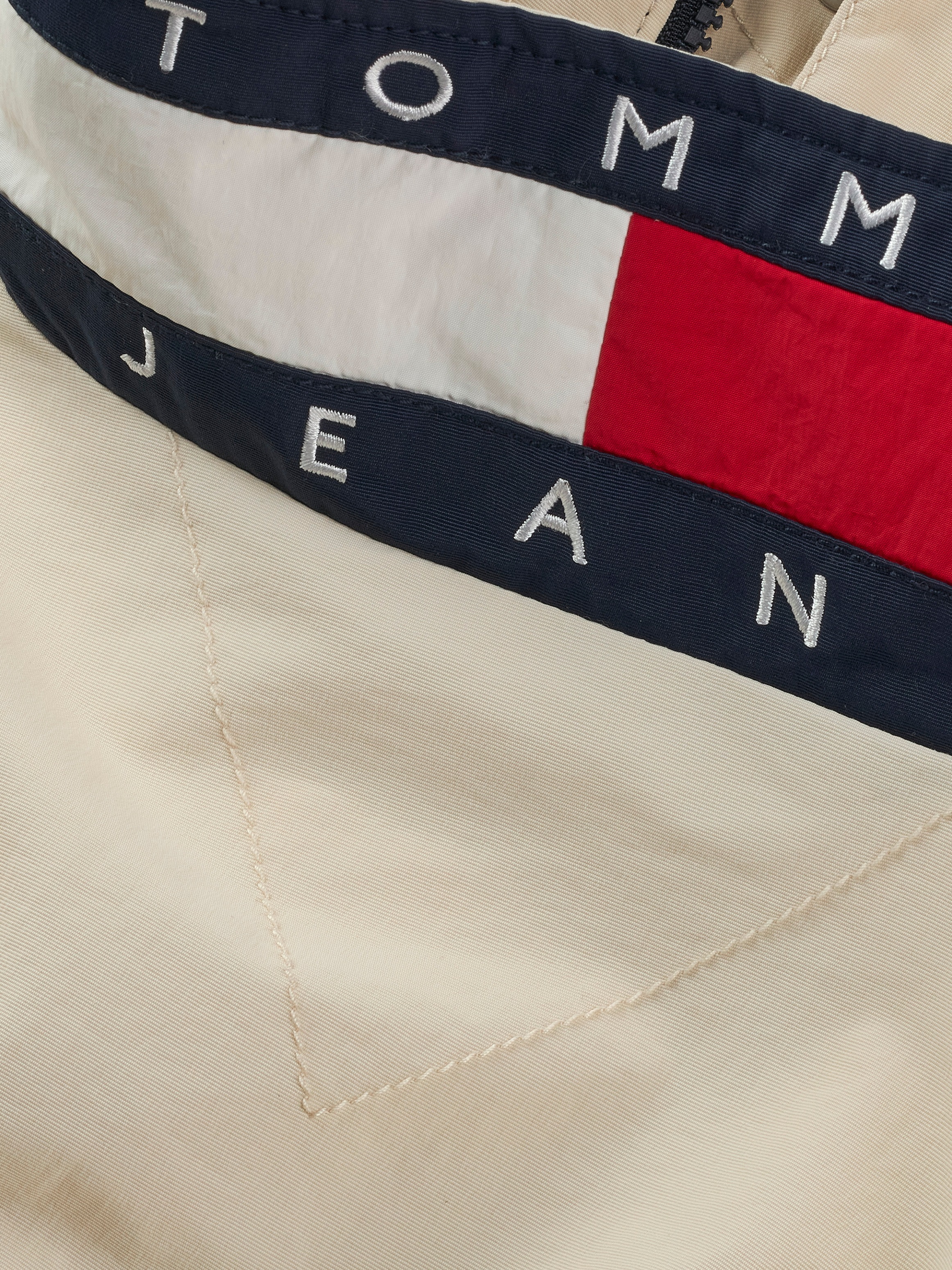 Tommy Jeans Allwetterjacke »TJM DNA COLLAR ESS JACKET«, ohne Kapuze, Mit Rundhalsausschnitt
