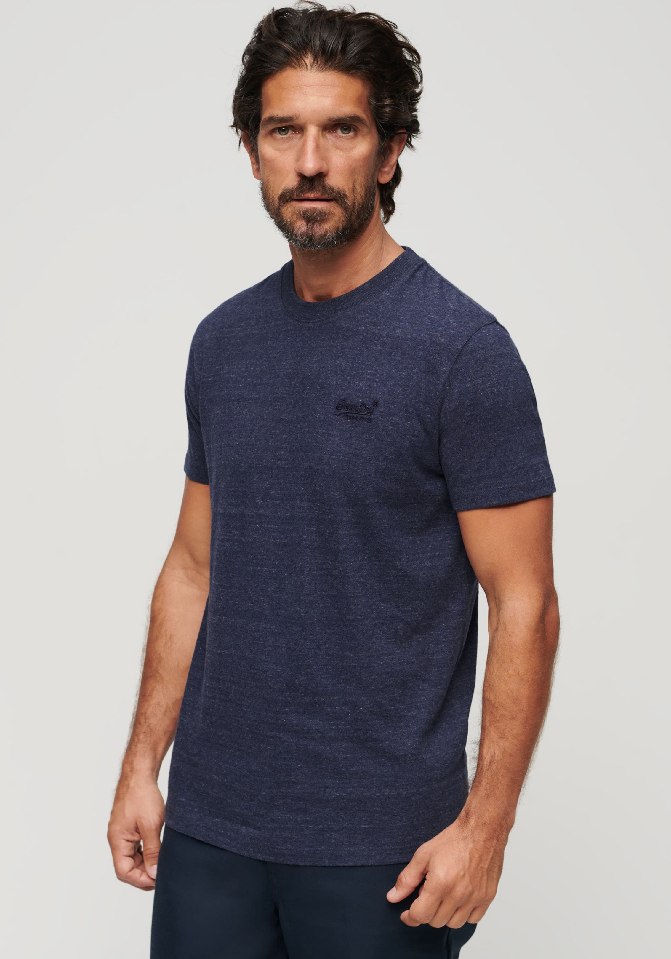 Superdry "ESSENTIAL LOGO EMB TEE" aus Baumwolle und Single Jersey, Slim Fit, Kurzarm, hüftlang