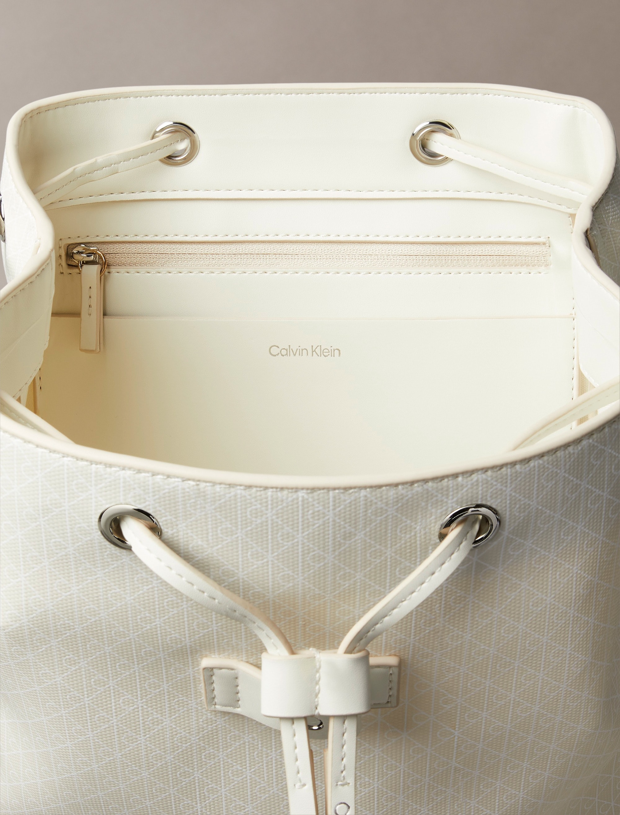 Calvin Klein Cityrucksack »AOP FLAP BACKPACK«, Freizeitrucksack, Damen Rucksack mit Monogramm-Print