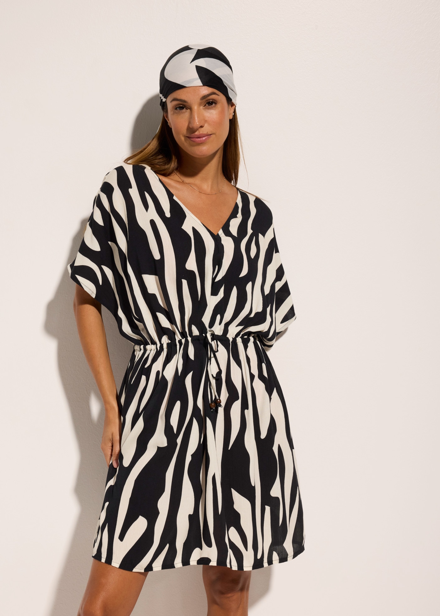 bonprix Strandkleid aus Viskose, Kurzarm, figurumspielende Passform, ohne Kragen
