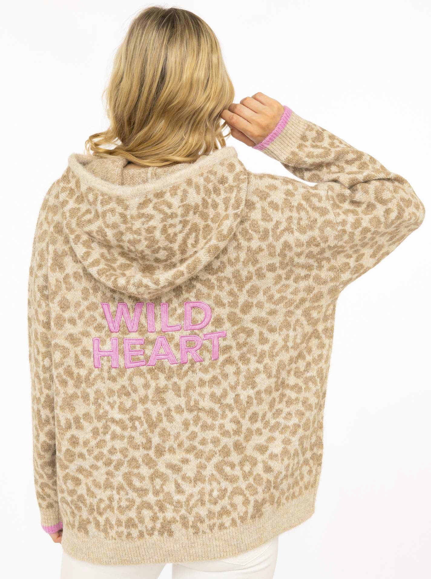 Zwillingsherz Strickpullover »"WILD HEART"« Leomuster, Kapuze, Statement Schriftzug, farbige Akzente, oversize