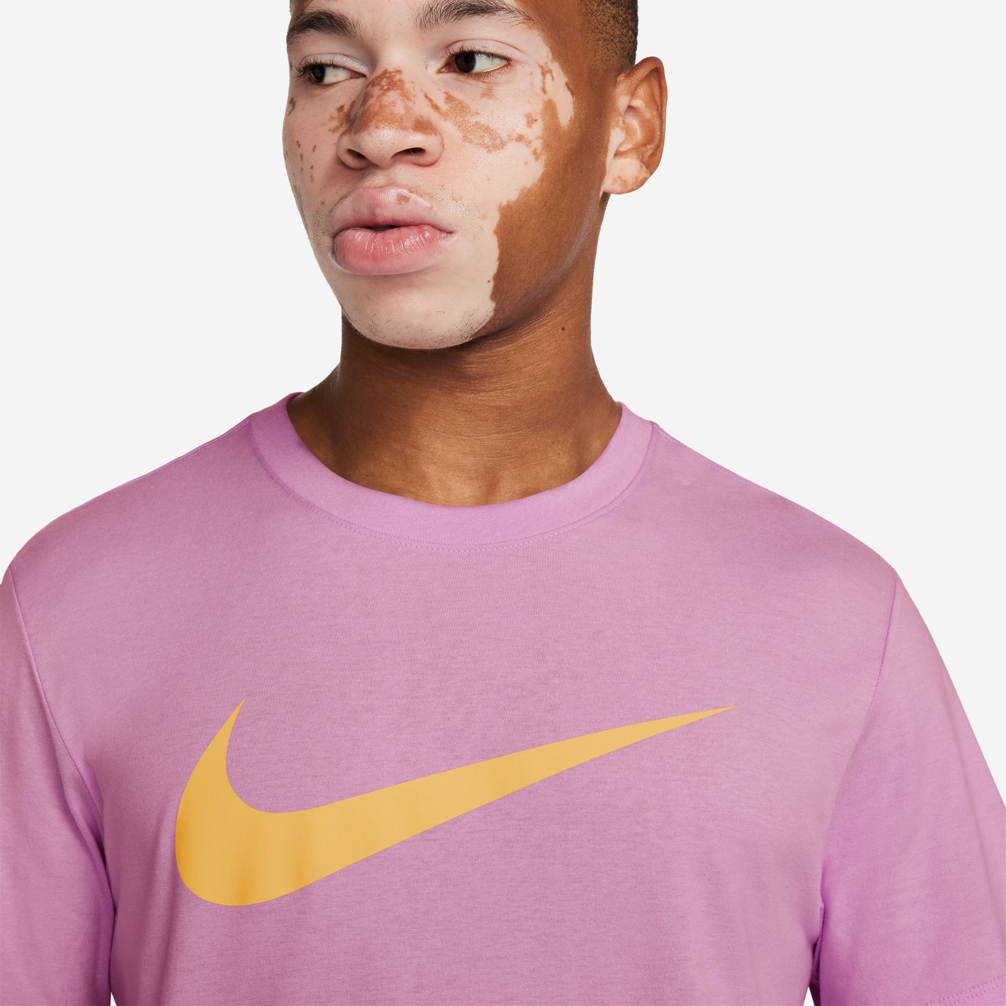 Nike Sportswear T-Shirt »M NSW TEE ICON SWOOSH« mit auffälliger Grafik auf der Brust, Kurzarm-Design, aus Baumwolle