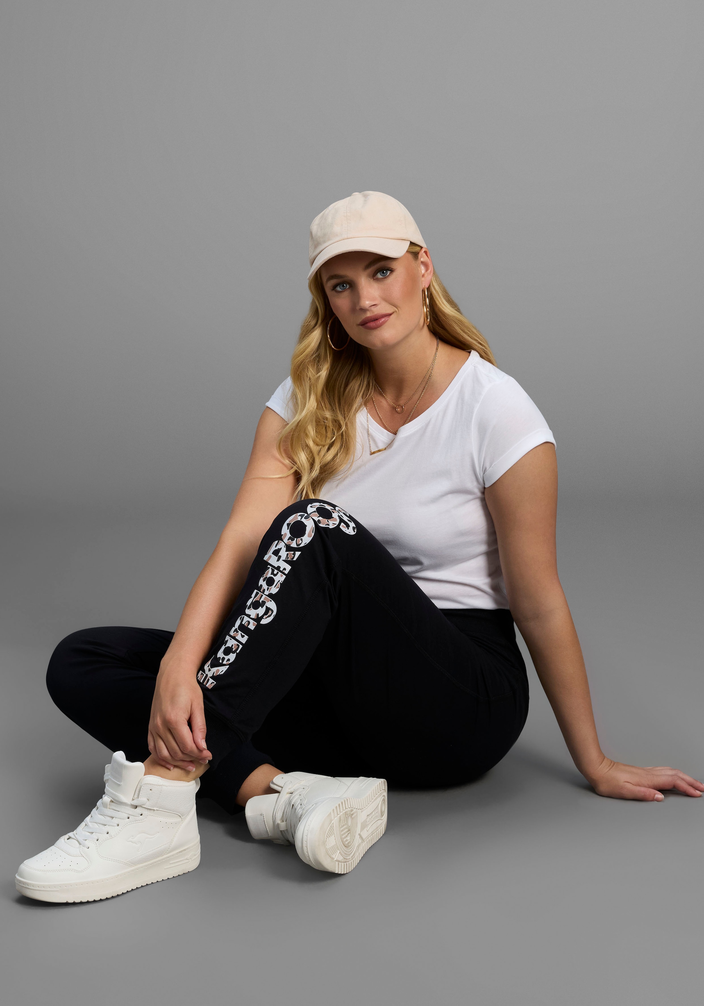 KangaROOS Jogginghose, mit Logodruck am Saum