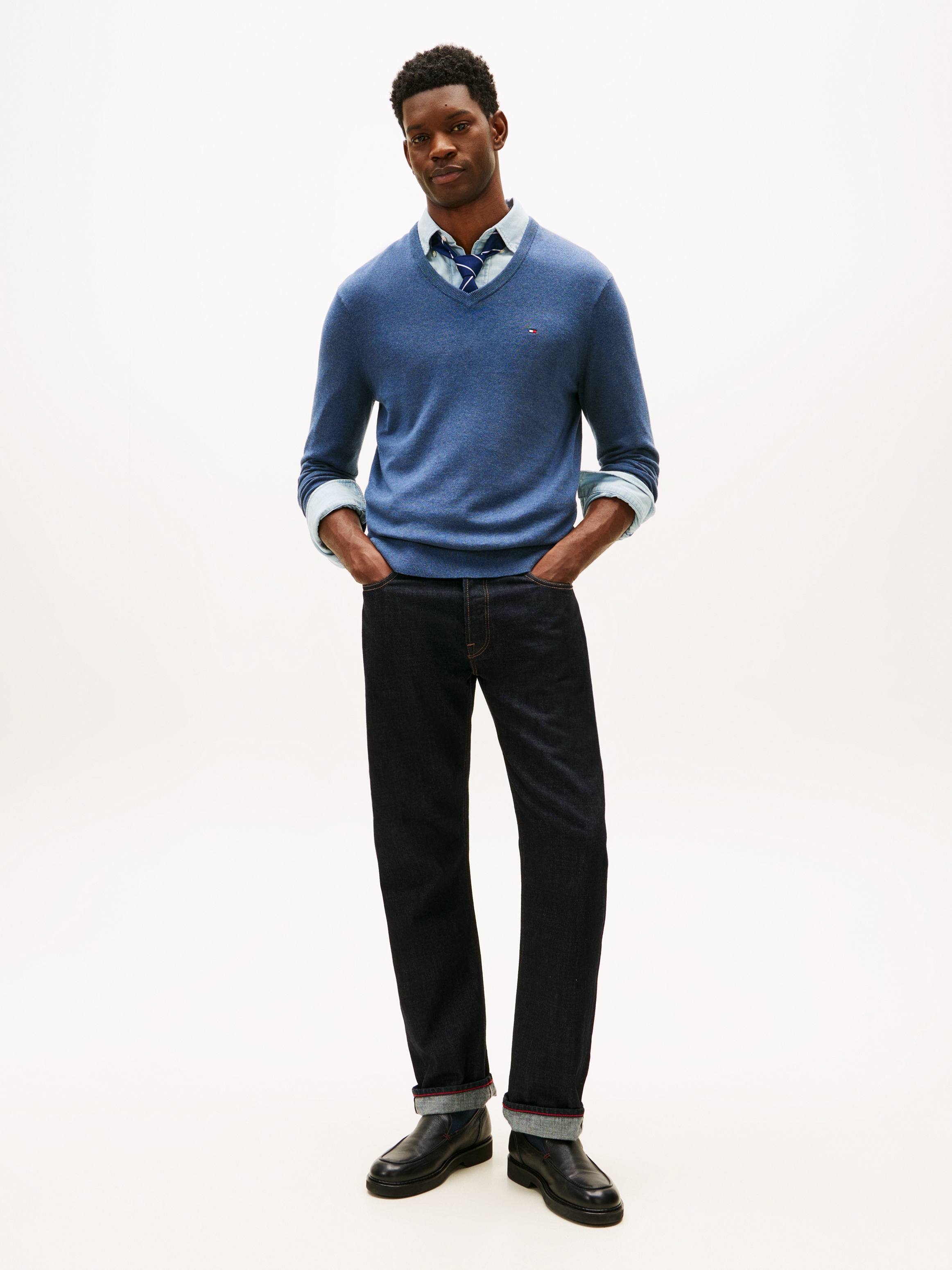 Tommy Hilfiger Strickpullover »ESSENTIAL COTTON V NECK mit V-Ausschnitt und Stickerei«, unifarben, casual, regular fit, Baumwolle, V-Ausschnitt
