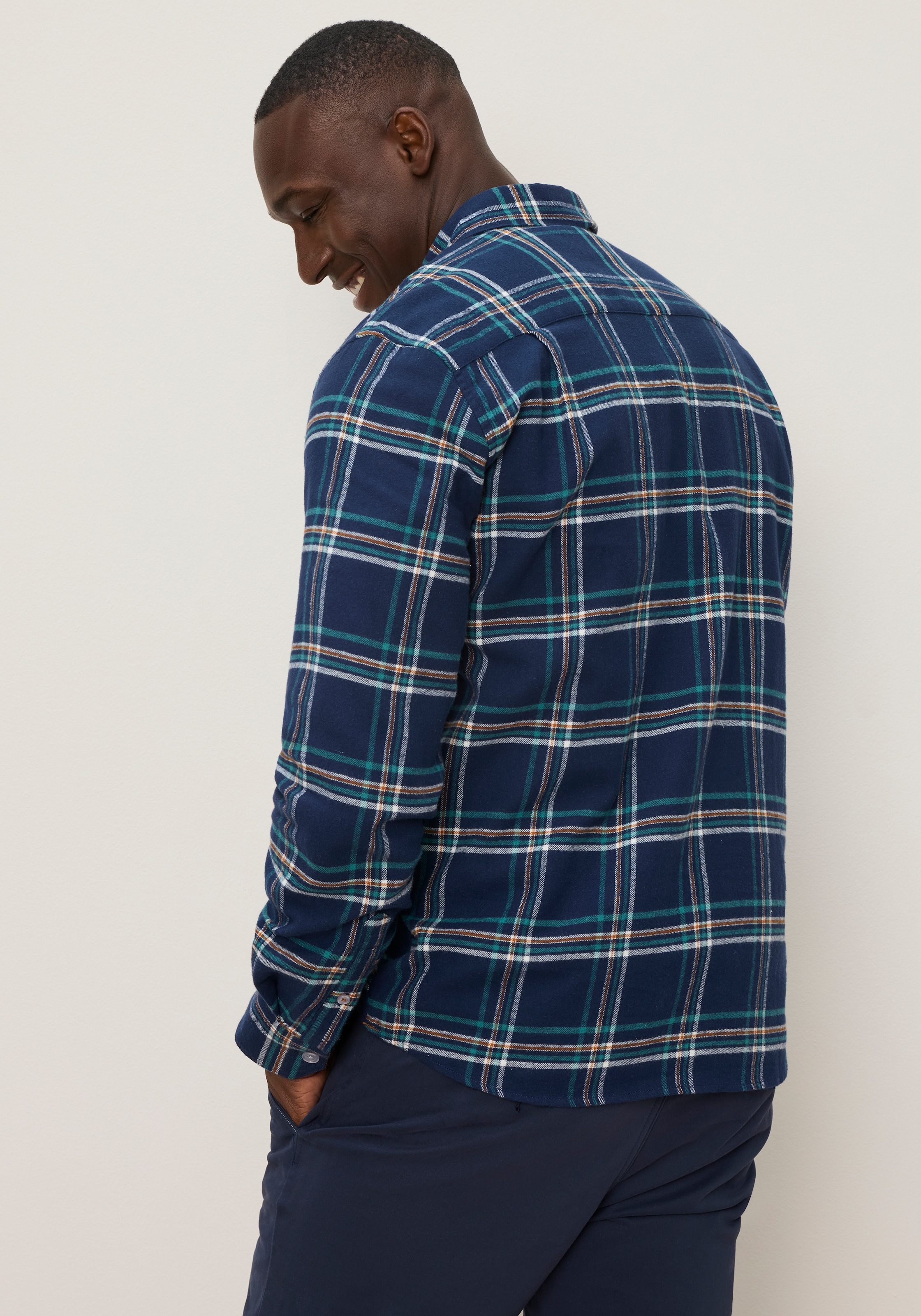 DELMAO Flanellhemd »Lässiger Look mit besonderen Details« Cord-Akzente an Kragen und Manschetten setzen stilvolle Highlights