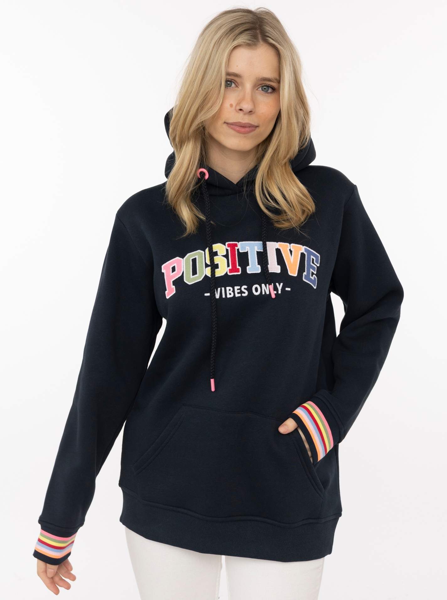Zwillingsherz Hoodie ""POSITIVE"", buntes Sticklogo und gestreifte Ärmelbündchen, Kapuze, Kängurutasche