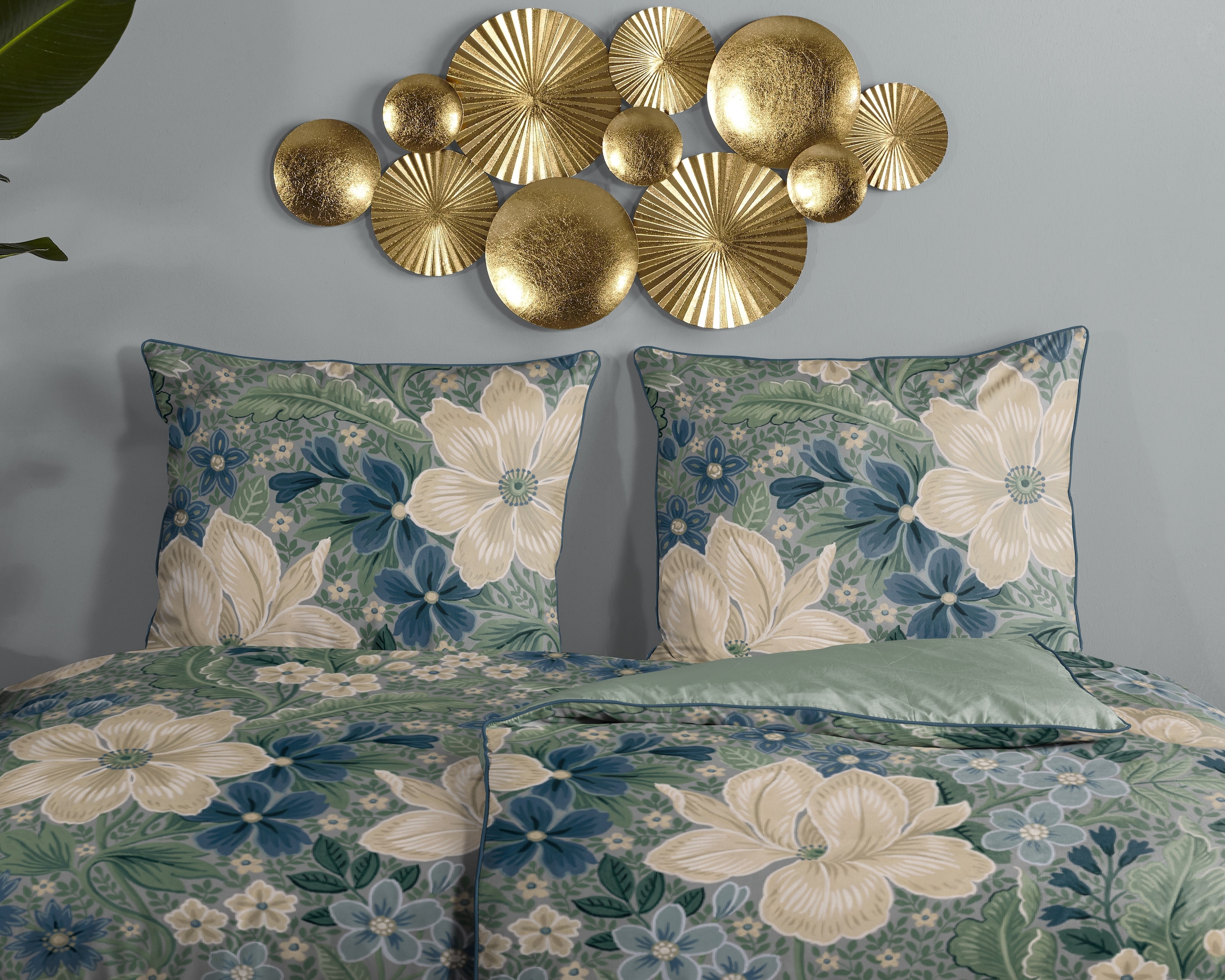 Descanso Wendebettwäsche »Alessia« 2 Stk. tlg. Satin, Reißverschluss, Paspel, Biese, Wendeoptik, Luxe, Blume