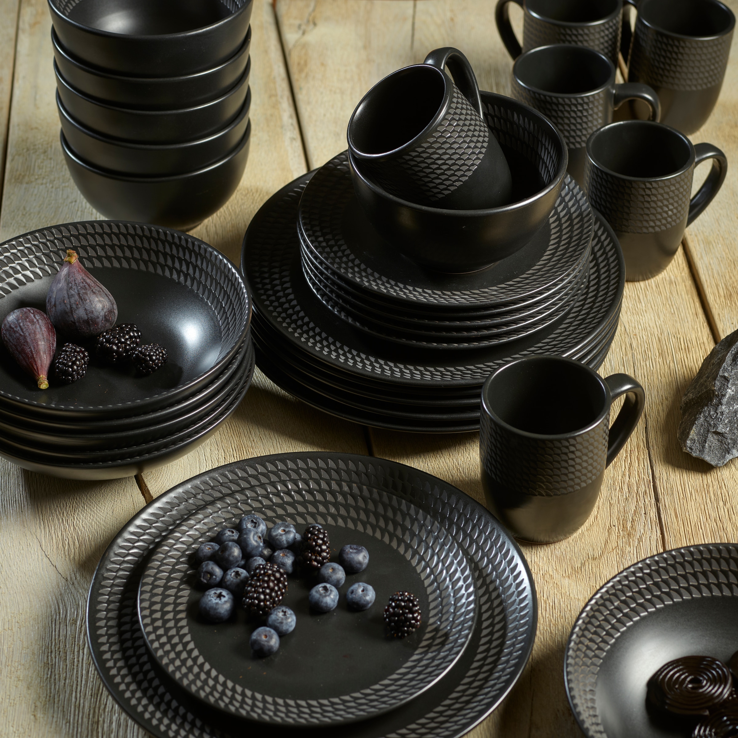 ECHTWERK Kombiservice »"BlackStyle", Schwarz«, (Set, 30 tlg.), Stilvolles Geschirrset mit markanter Struktur, hochwertige Stoneware