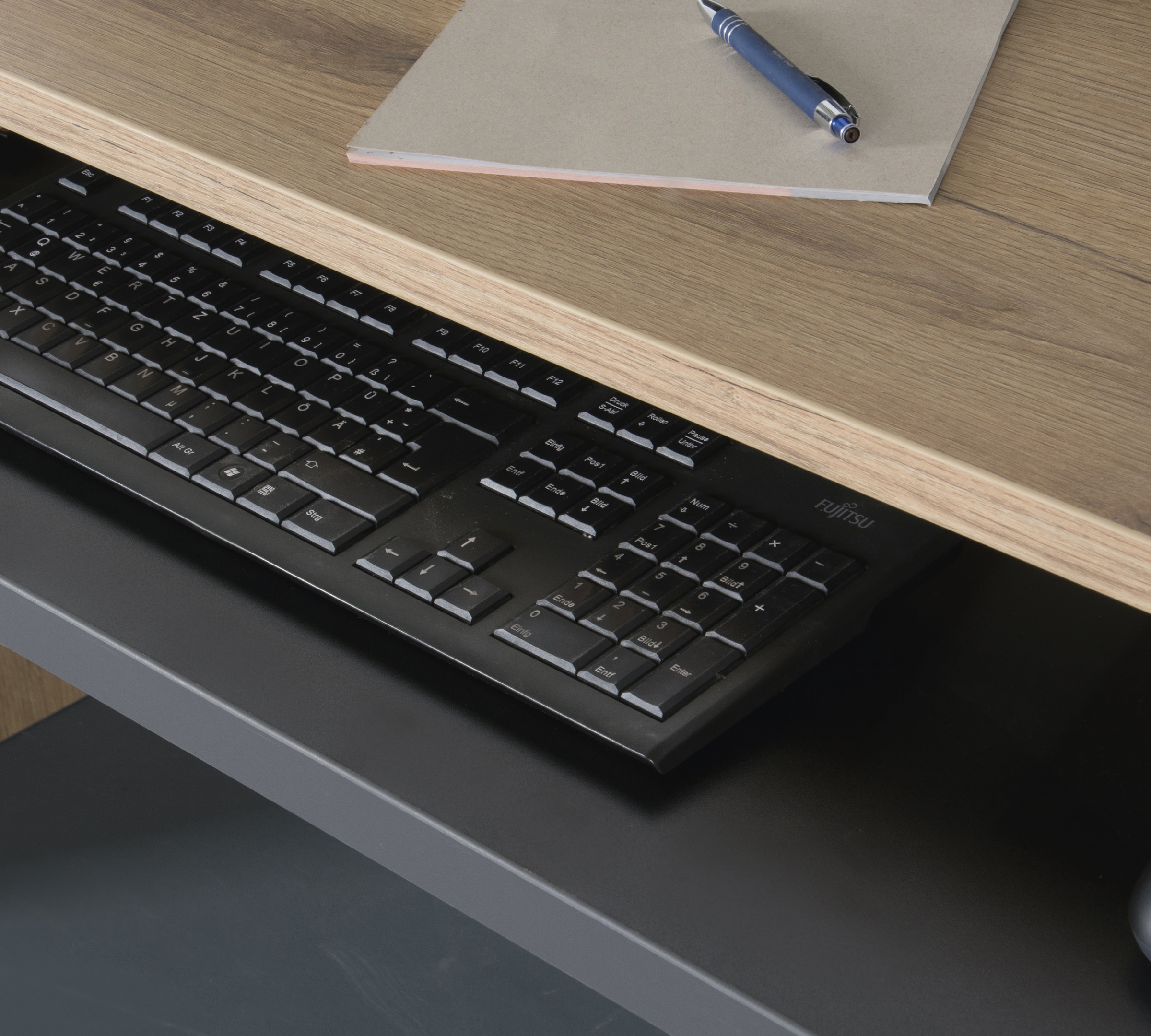 VOGL Möbelfabrik Schreibtisch »Barrie mit 2-farbigem Tastaturauszug«, in 2 Breiten, 2,5 cm Tischplattenstärke, Made in Germany