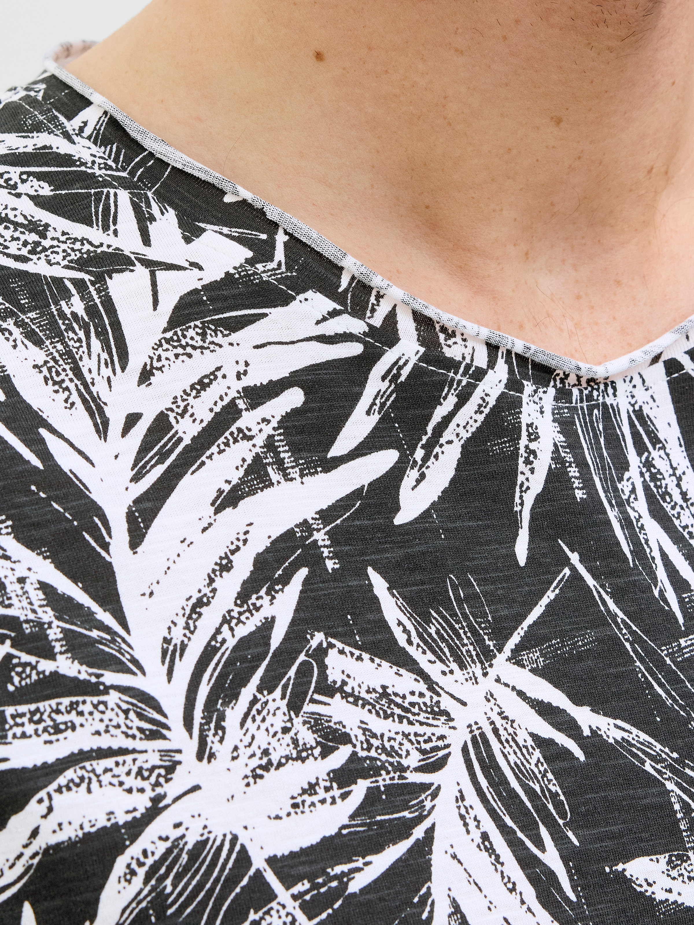 Jack & Jones Rundhalsshirt »JJEBRYAN AOP TEE S/S O-NECK NOOS«, mit All-Over Print