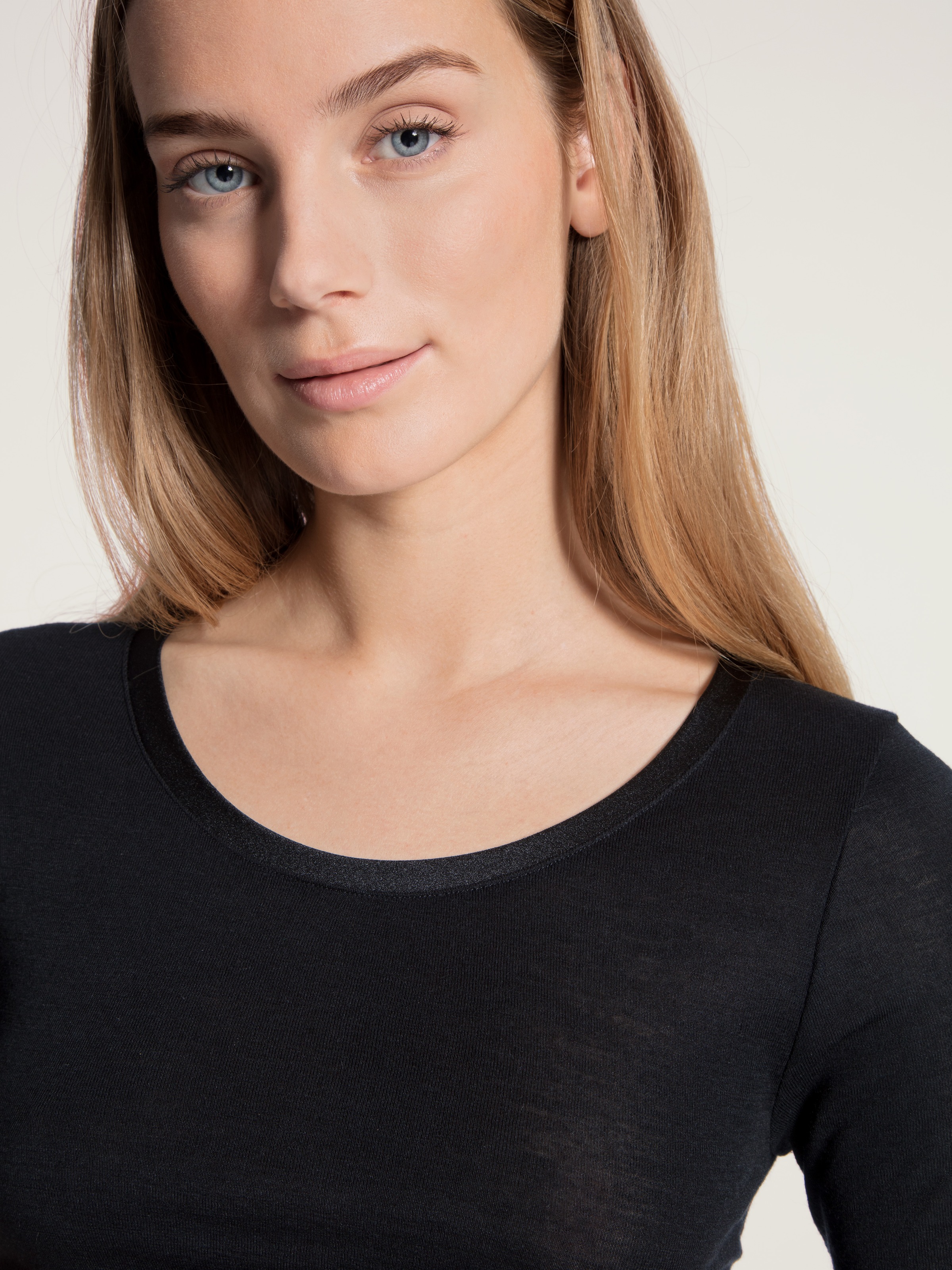 Kurzarmshirt CALIDA "True Confidence", Damen, Gr. M (44/46), schwarz, Rippware, Obermaterial: 70% Schurwolle, 30% Seide, unifarben, Basic hüftbedeckend, tiefer Rundhals, Shirts, Satinbandeinfassung, Rundhalsausschnitt, Kurzarm 5