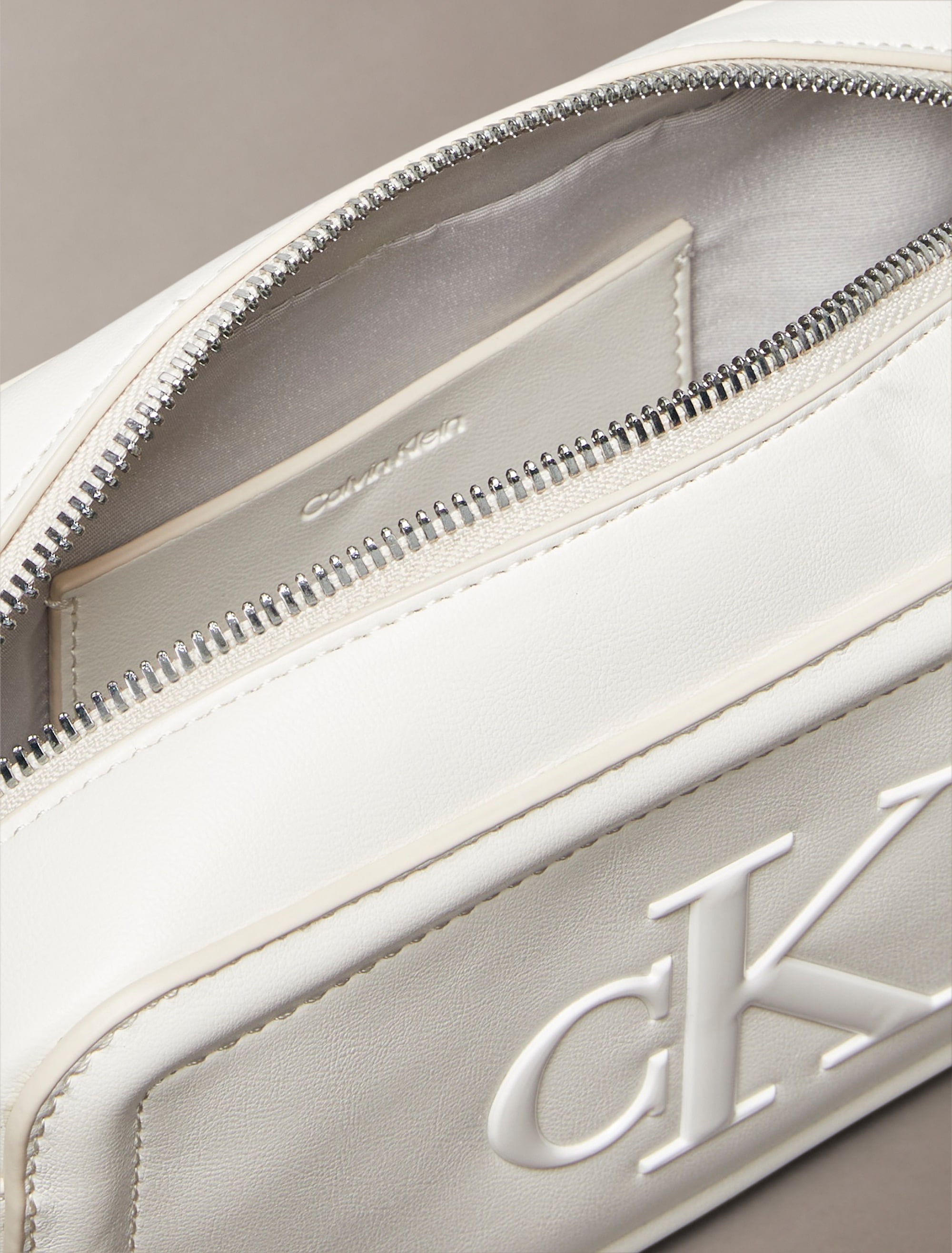 Calvin Klein Mini Bag »RAISED CK CAMERA BAG«, kleine Damen-Umhängetasche, Schultertasche, Kamerabag mit CK-Logo