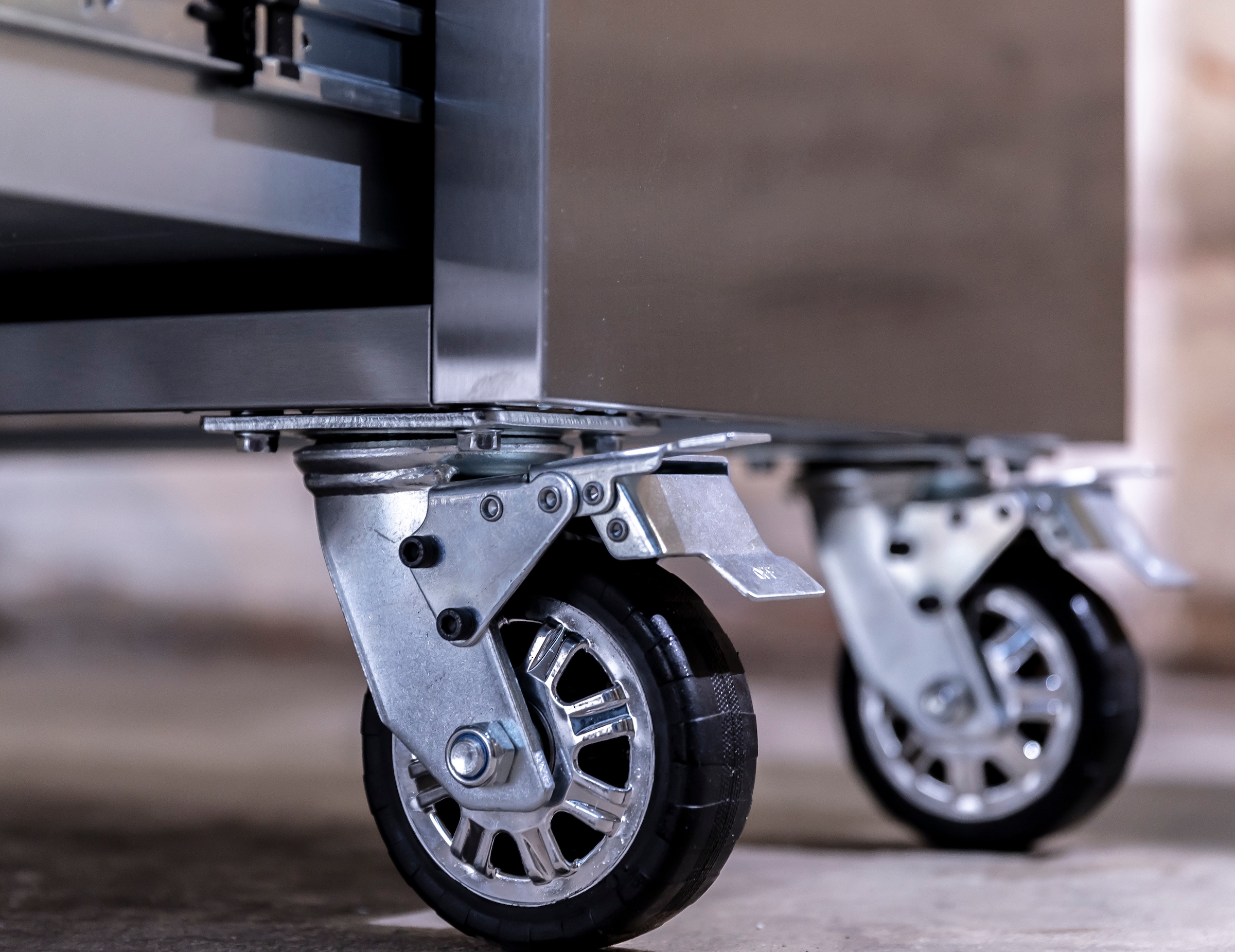 ONDIS24 Werkstattwagen »Werkzeugwagen aus Edelstahl mit 10 Schubladen« fahrbar, kugelgelagerten Schubladen, abschließbar, Massivholzplatte