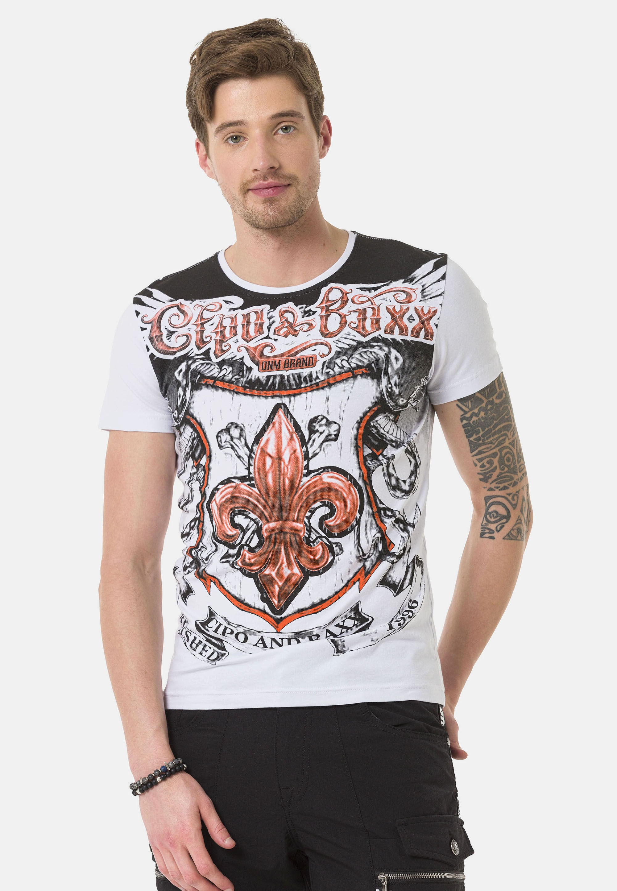Cipo & Baxx T-Shirt "T-Shirt", mit rockigen Wappen- und Flügelprints günstig online kaufen