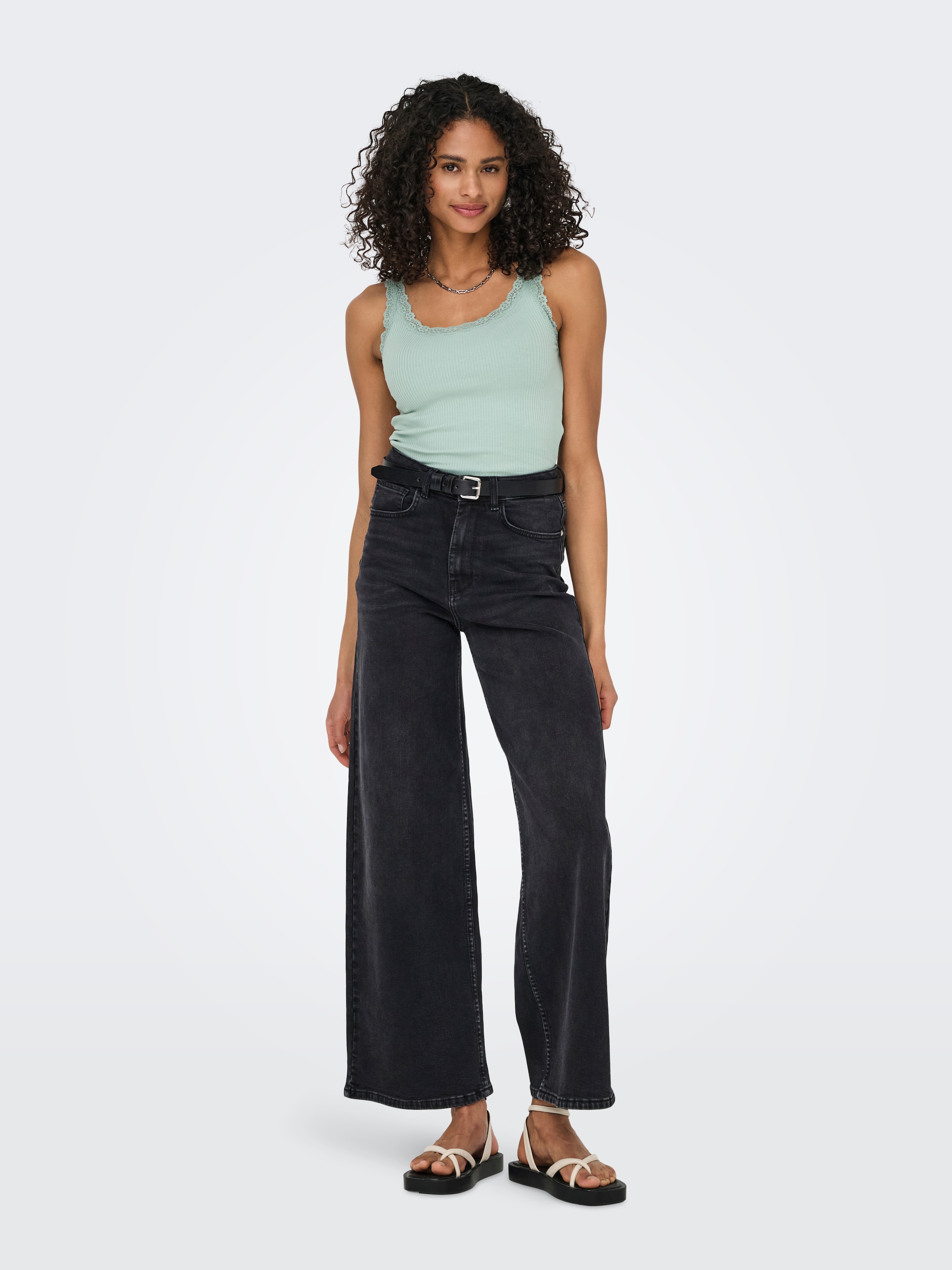 ONLY Tanktop »ONLSARA – Tanktop mit Spitzendetail am Ausschnitt« Baumwollmischung, regular fit