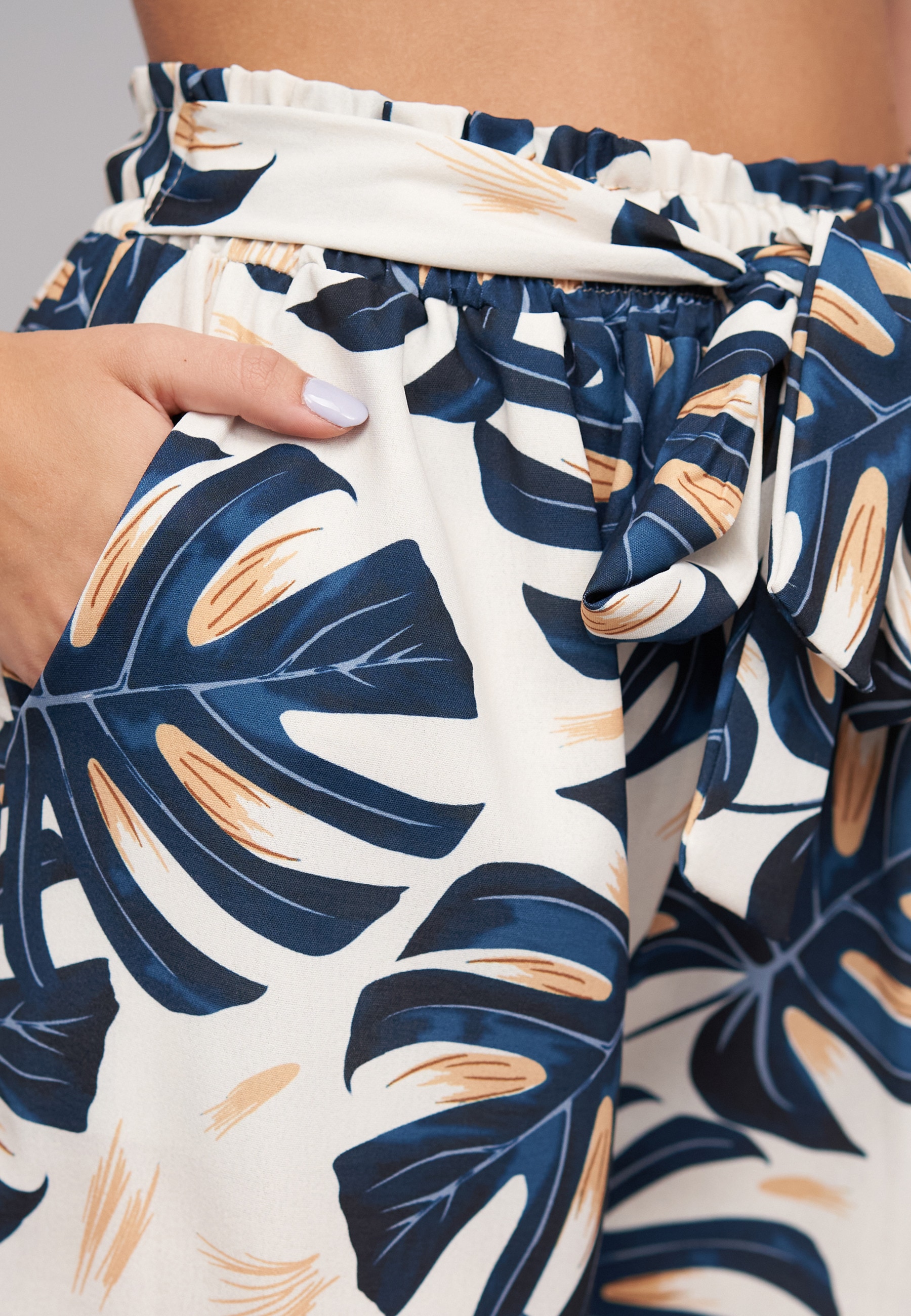 CLOUD 5IVE Shorts »CLOUD 5IVE Paperbag Shorts with tie belt and palm print«