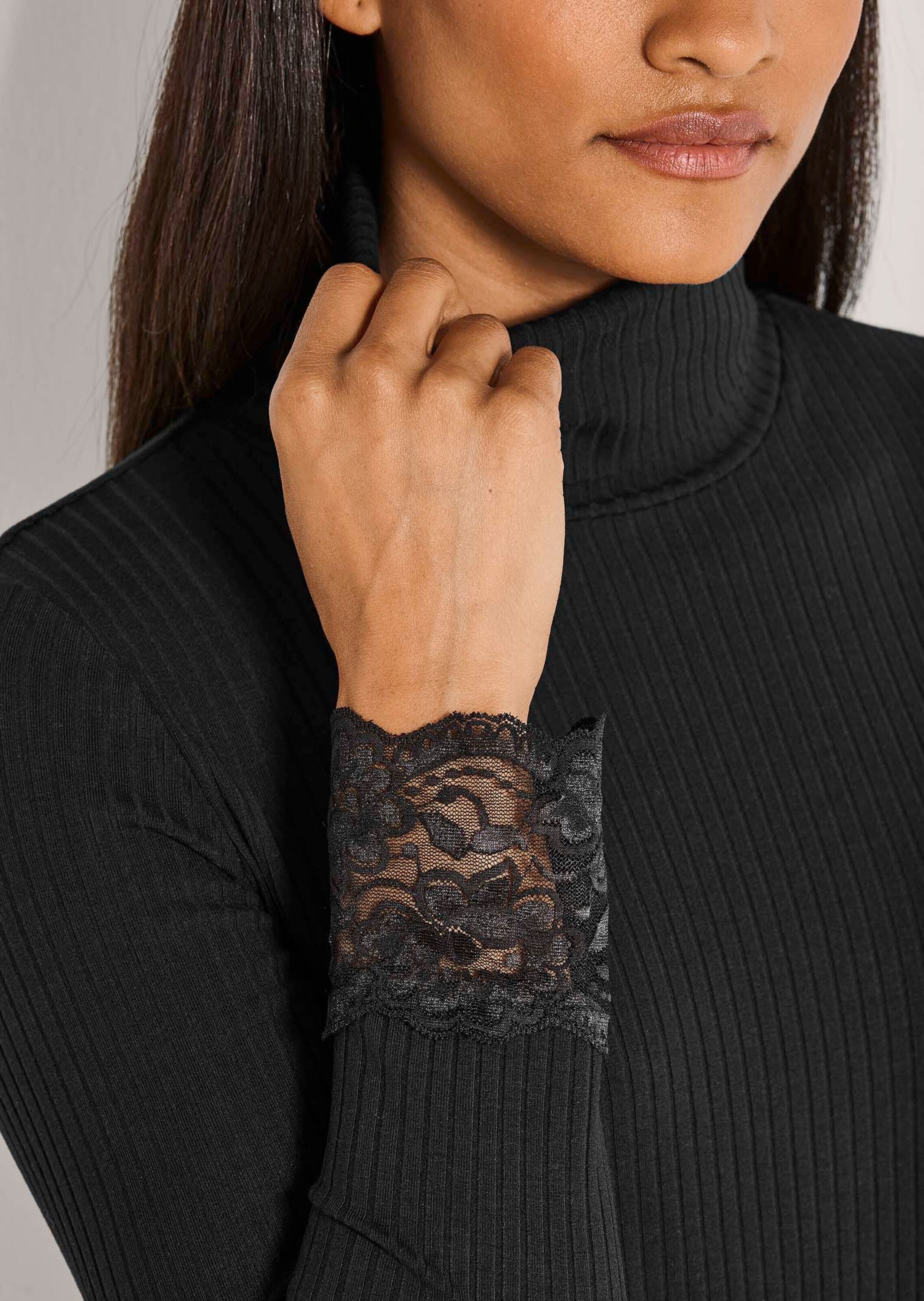 MADELEINE Langarmshirt »Rollkragenshirt Elegantes Basicshirt mit Spitze, Rollkragen«