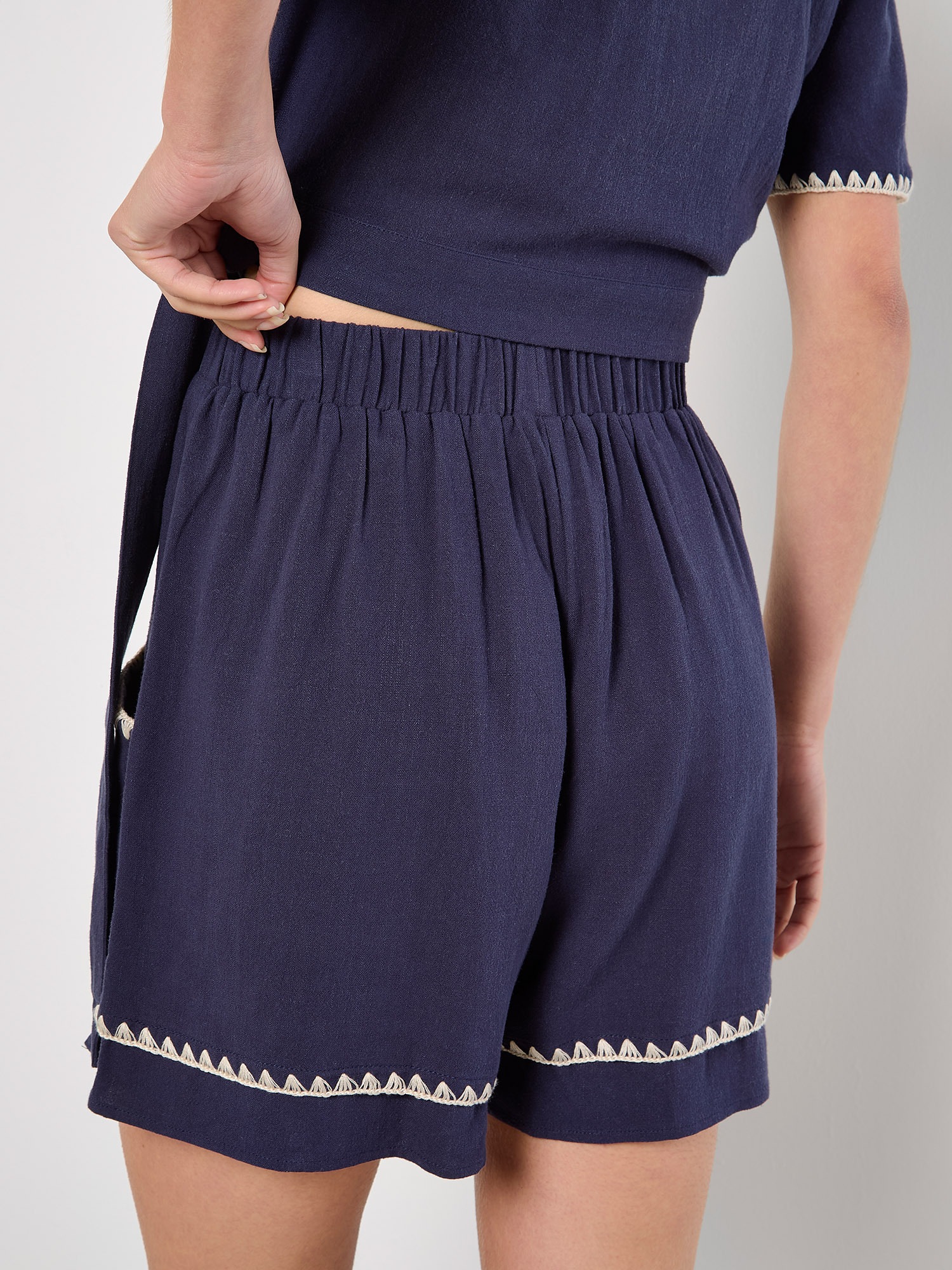Apricot Shorts »Short aus Leinenmischung«  mit besticktem Saum