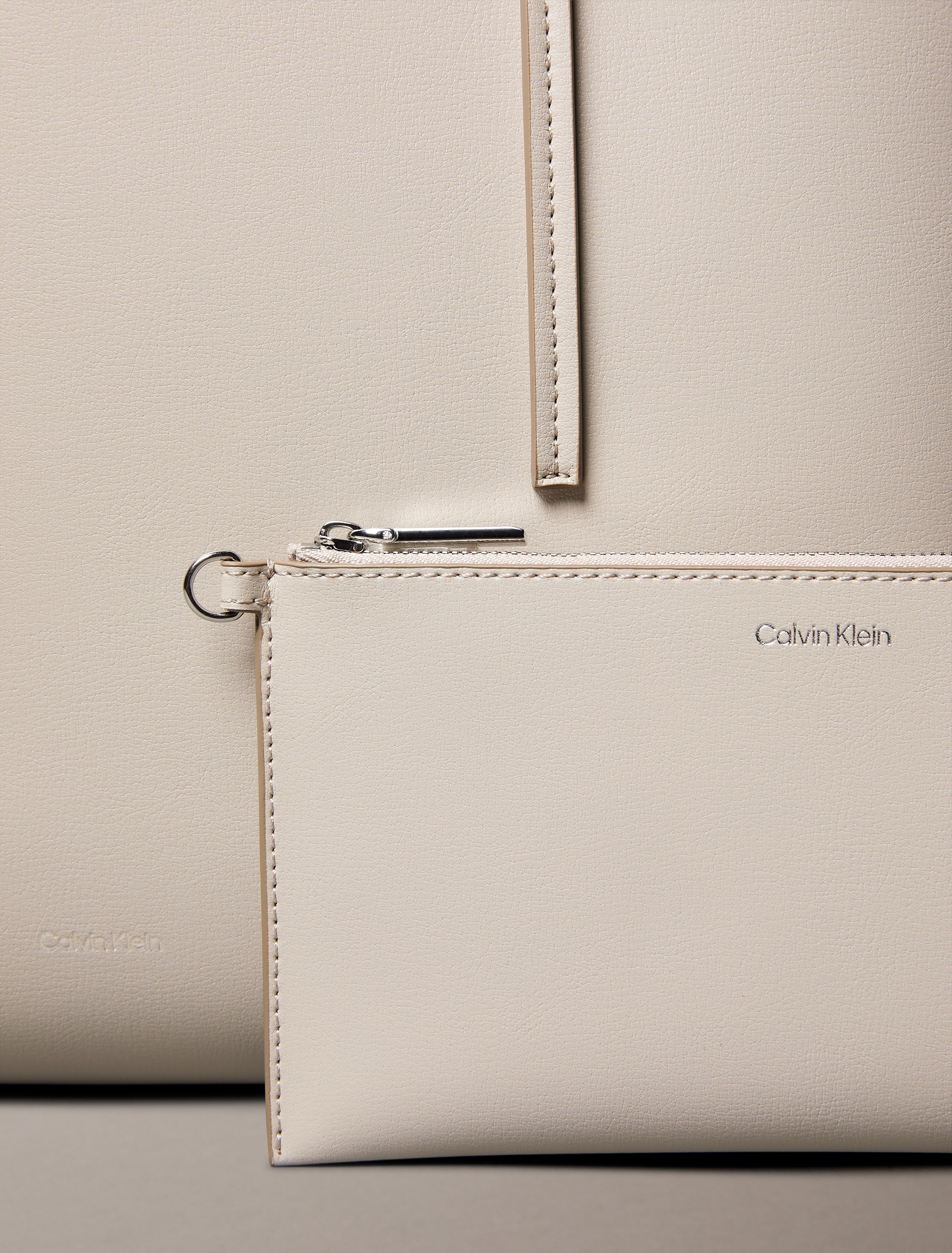 Calvin Klein Henkeltasche »FOIL LOGO TOTE W/POUCH«, (2 tlg.), Damen-Schultertasche mit Reißverschluss-Tasche