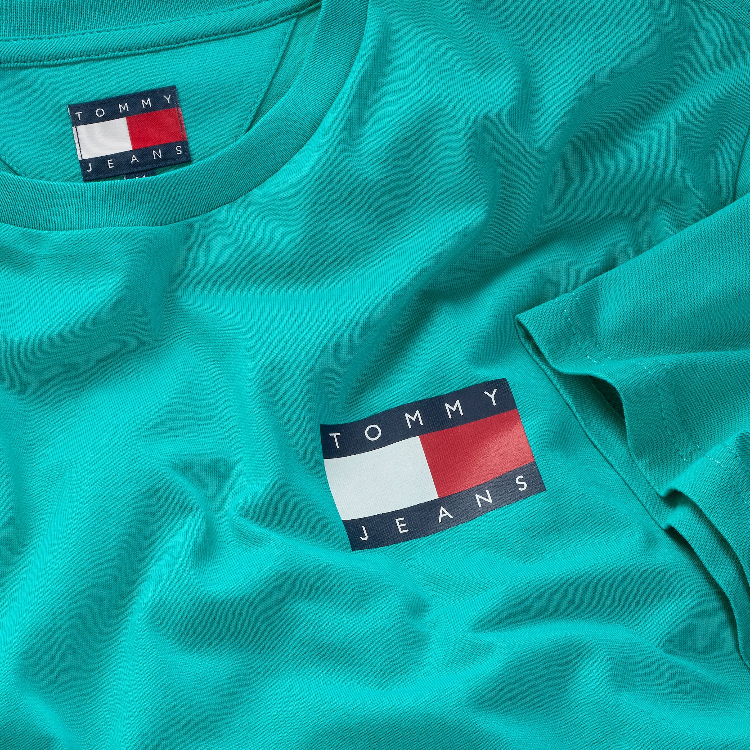 Tommy Jeans T-Shirt »TJM SLIM ESSENTIAL FLAG TEE EXT«, Mit Rundhalsausschnitt