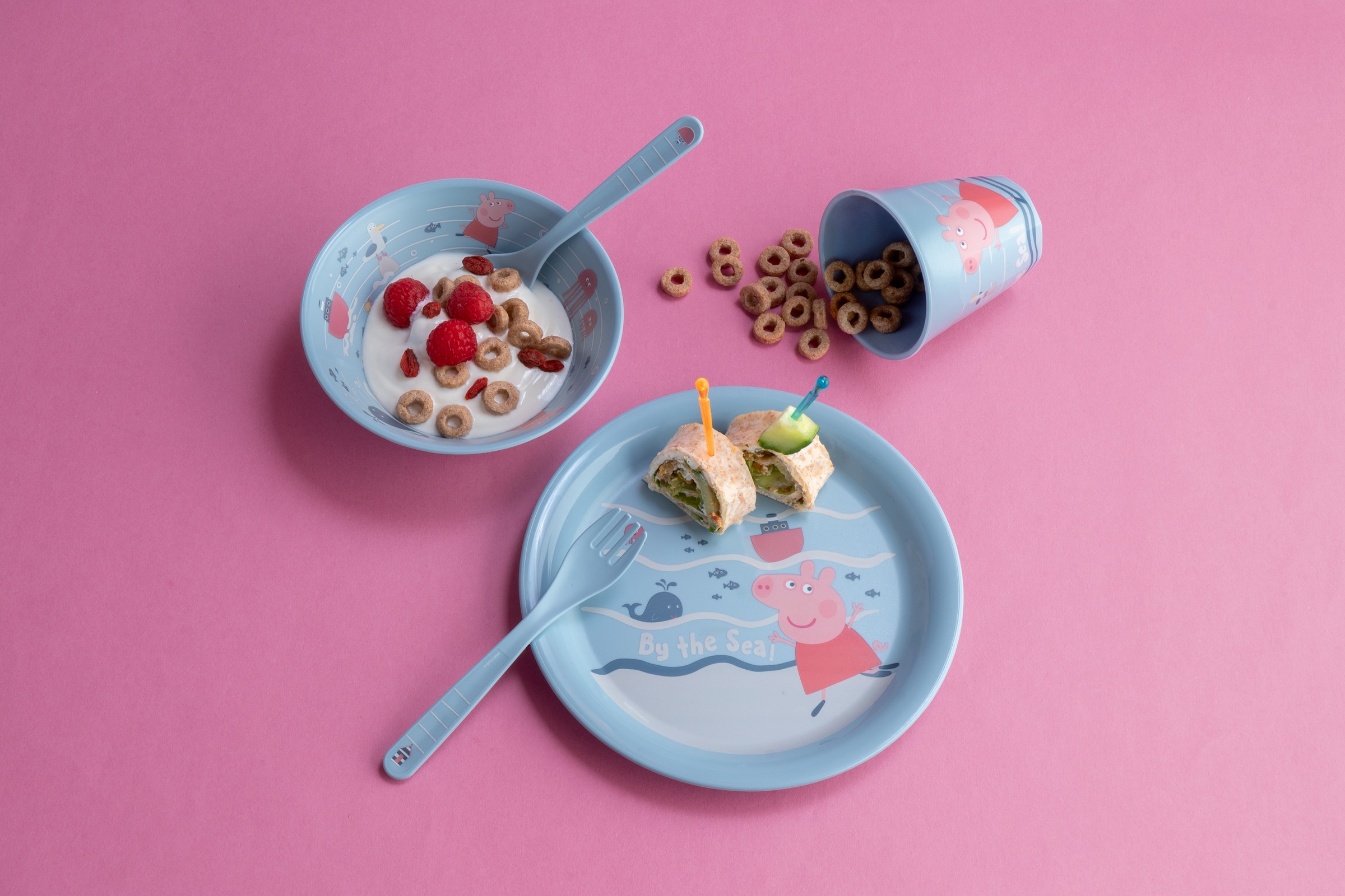 KOZIOL Kindergeschirr-Set "PEPPA PIG WAVES AT HOME", 4 Stk., blau, Geschirr-Sets, (Teller, Schale, Becher, Besteck-Set), melaminfrei