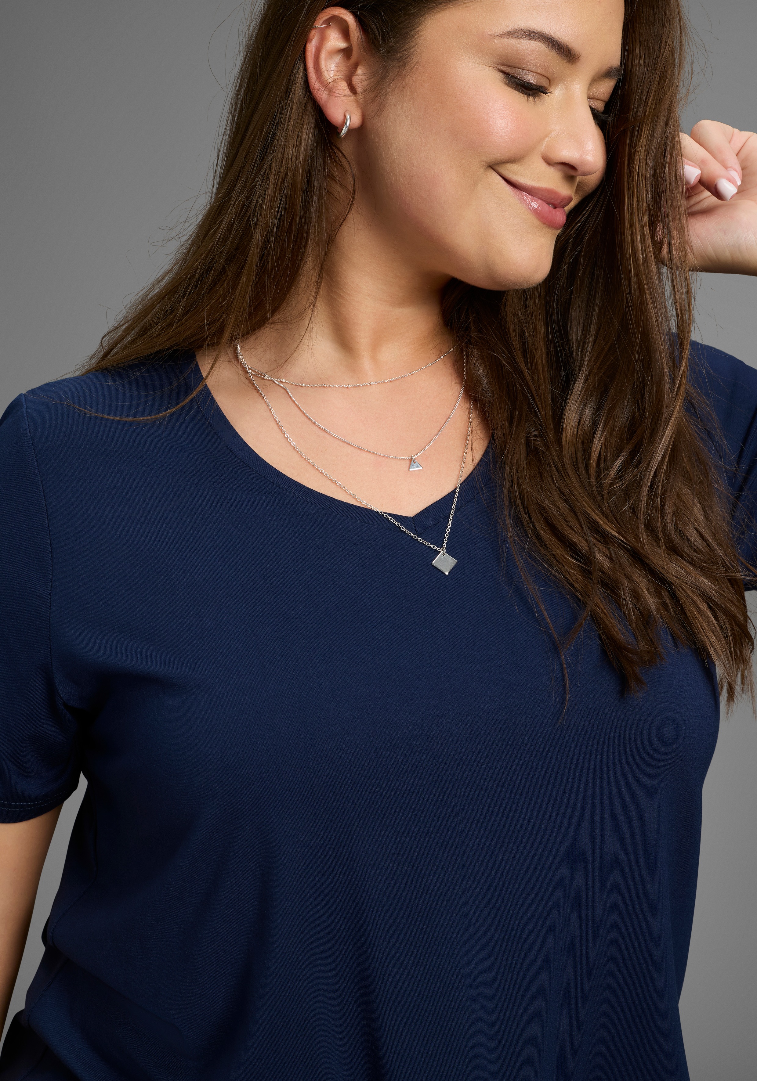 Thumbnail - Laura Scott CURVE T-Shirt mit V-Ausschnitt aus fließender Viskose - GROSSE GRÖSSE