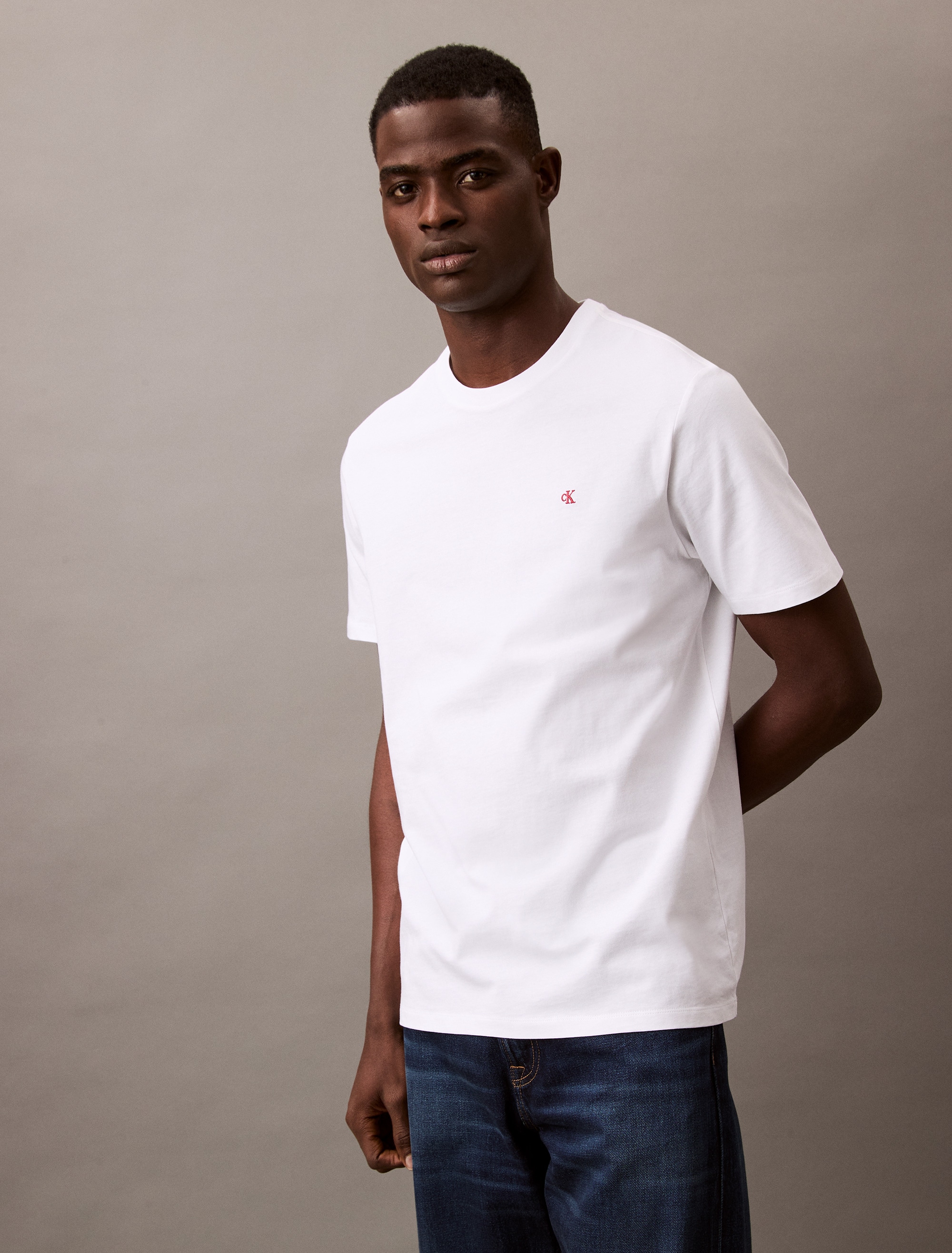 Calvin Klein Jeans T-Shirt »SS SMOOTH CTTN SOLID CREWNK TEE«, mit Logo