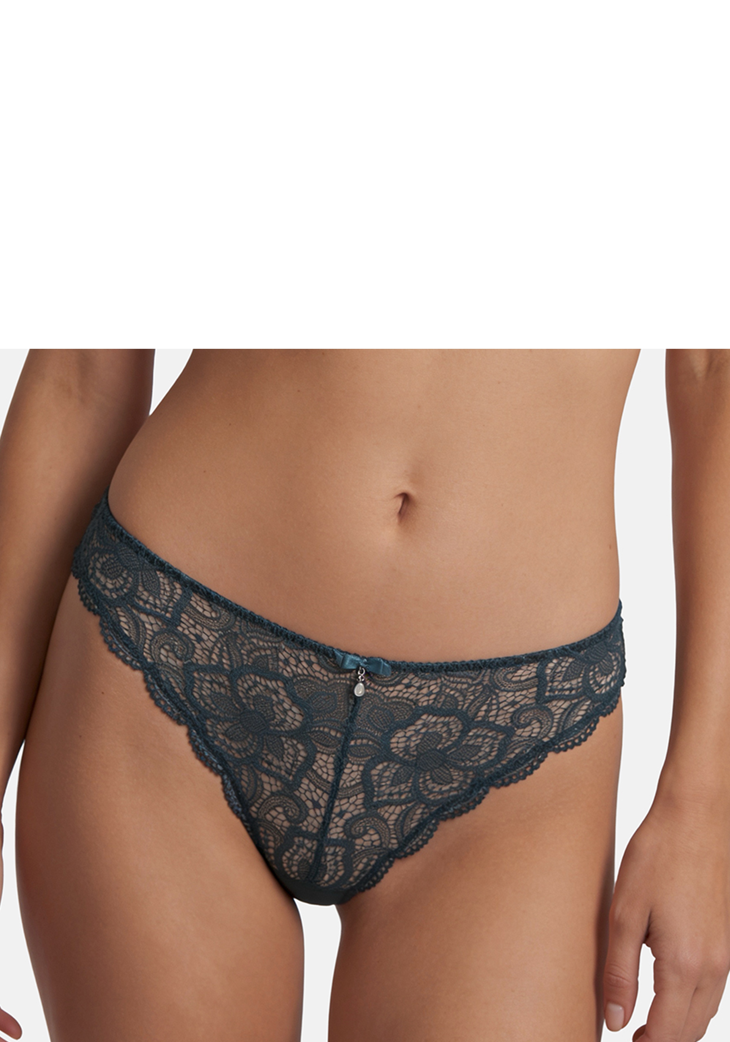 LASCANA Tanga "Nikoletta" mit feiner Zierschleife und Accessoire in Perlenoptik