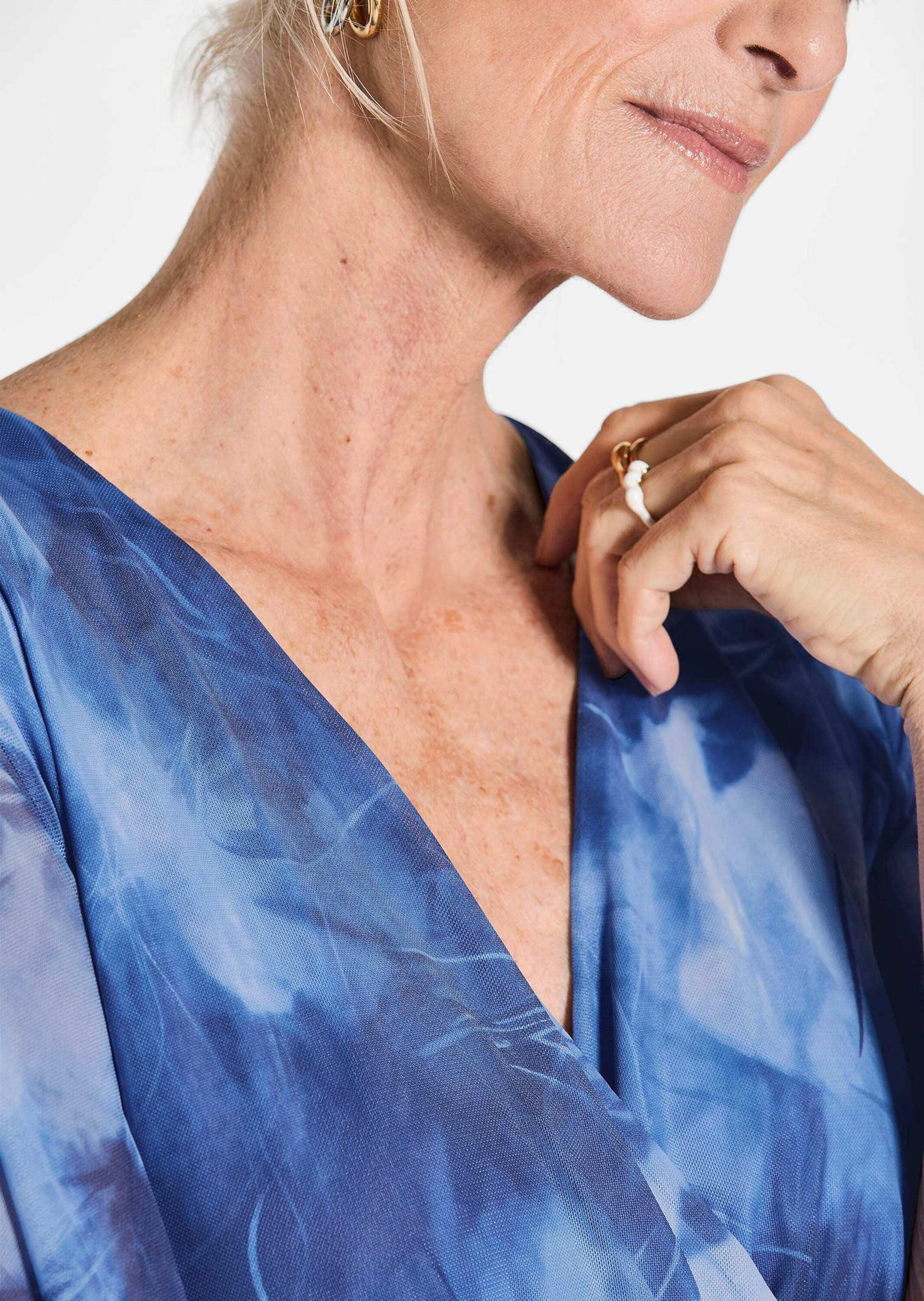 GOLDNER Sommerkleid »Wickelkleid mit Blütenprint in Blau, tailliert«