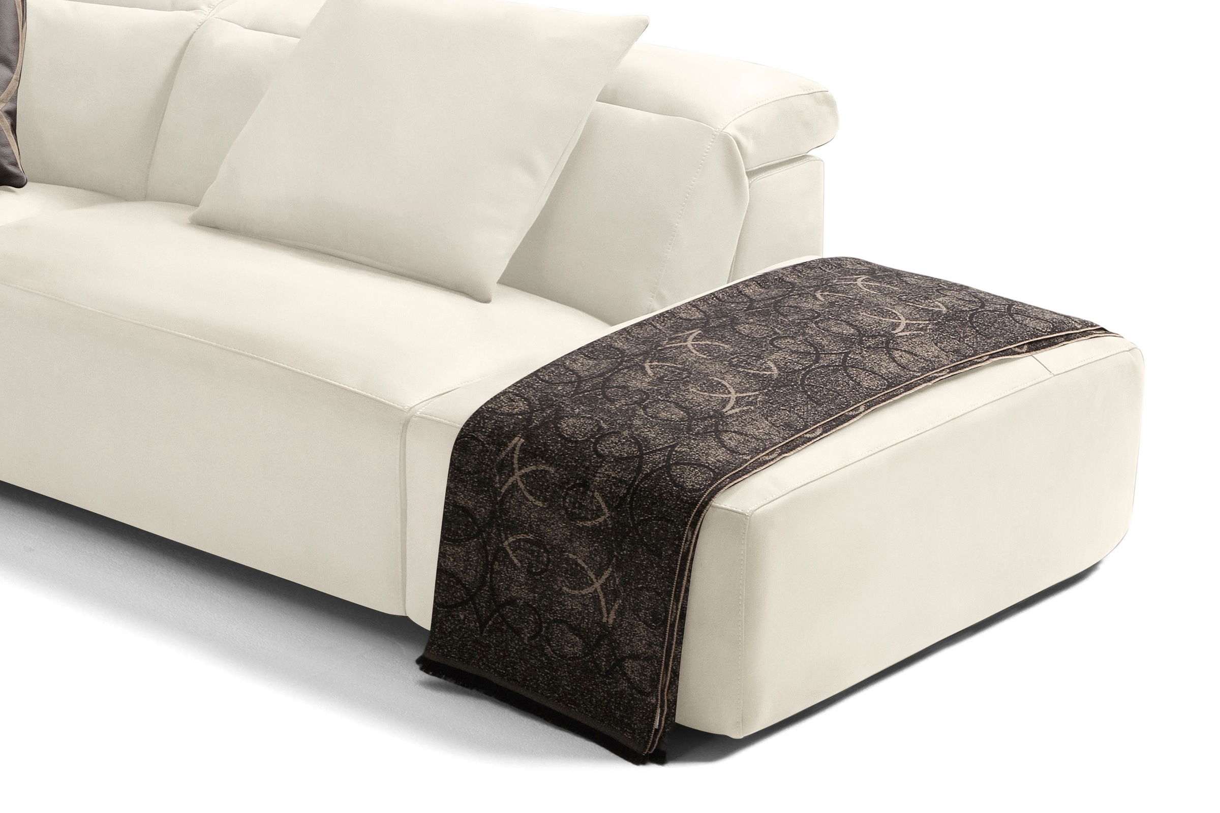 Egoitaliano Ecksofa »Beverly, extravangantes Designsofa mit erstklassigem Sitzkomfort«, wahlweise mit elektrischer Relaxfunktion, Kopfteilverstellung