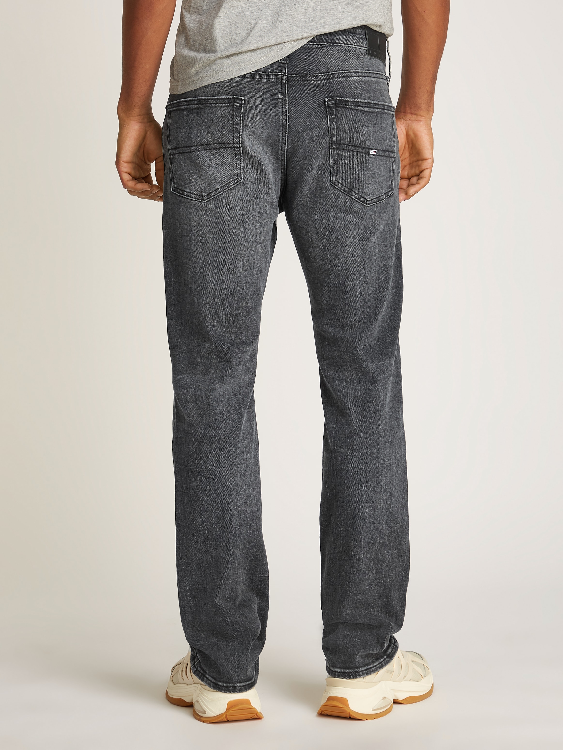 Tommy Jeans Regular-fit-Jeans »RYAN RGLR STRGHT«, mit Logoprägung