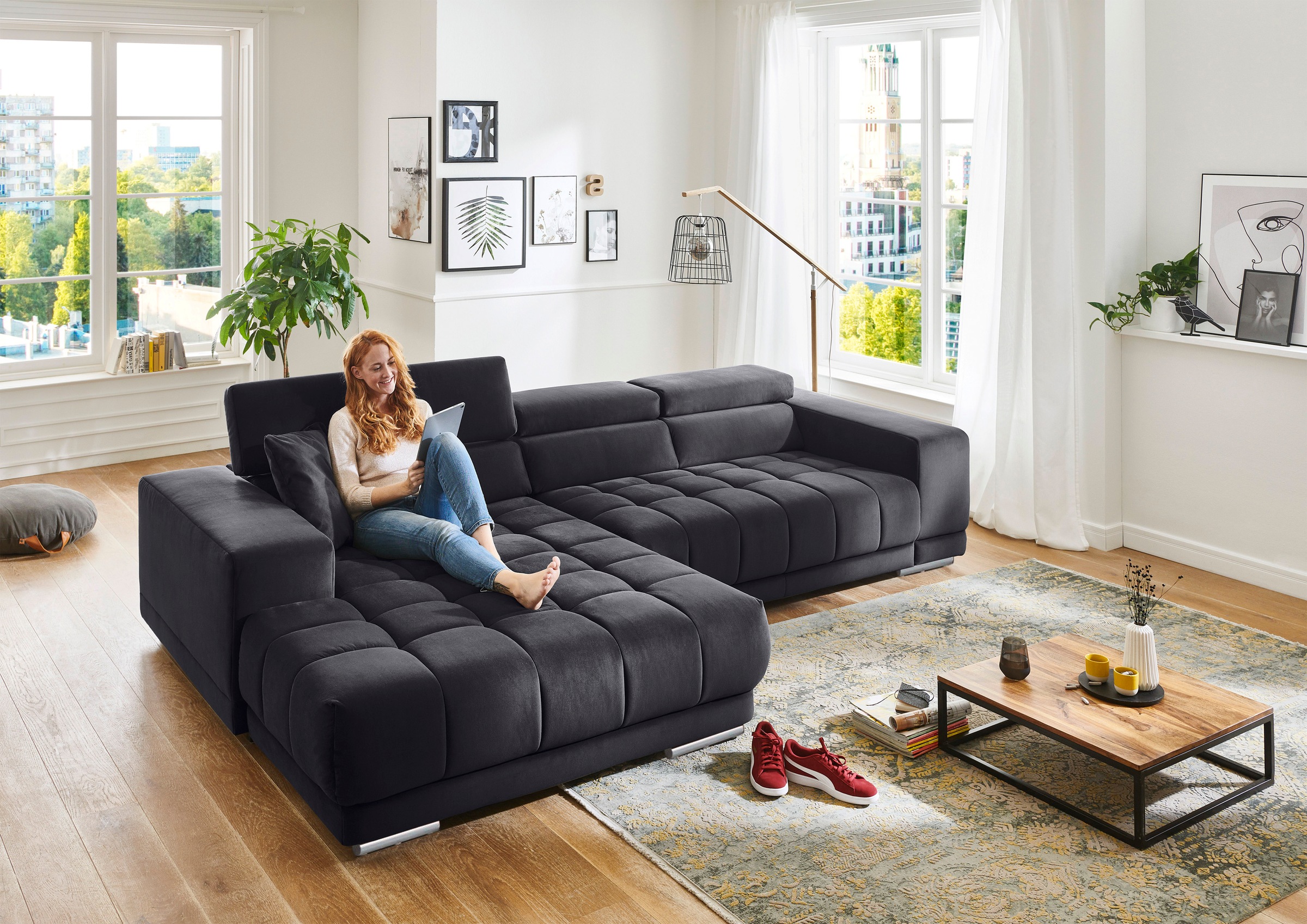 Die PlanBar Ecksofa "MP-IN15053 L-Form extra breiter Schenkel" wahlweise mit Kopfteilverstellung und manueller Vorziehbank