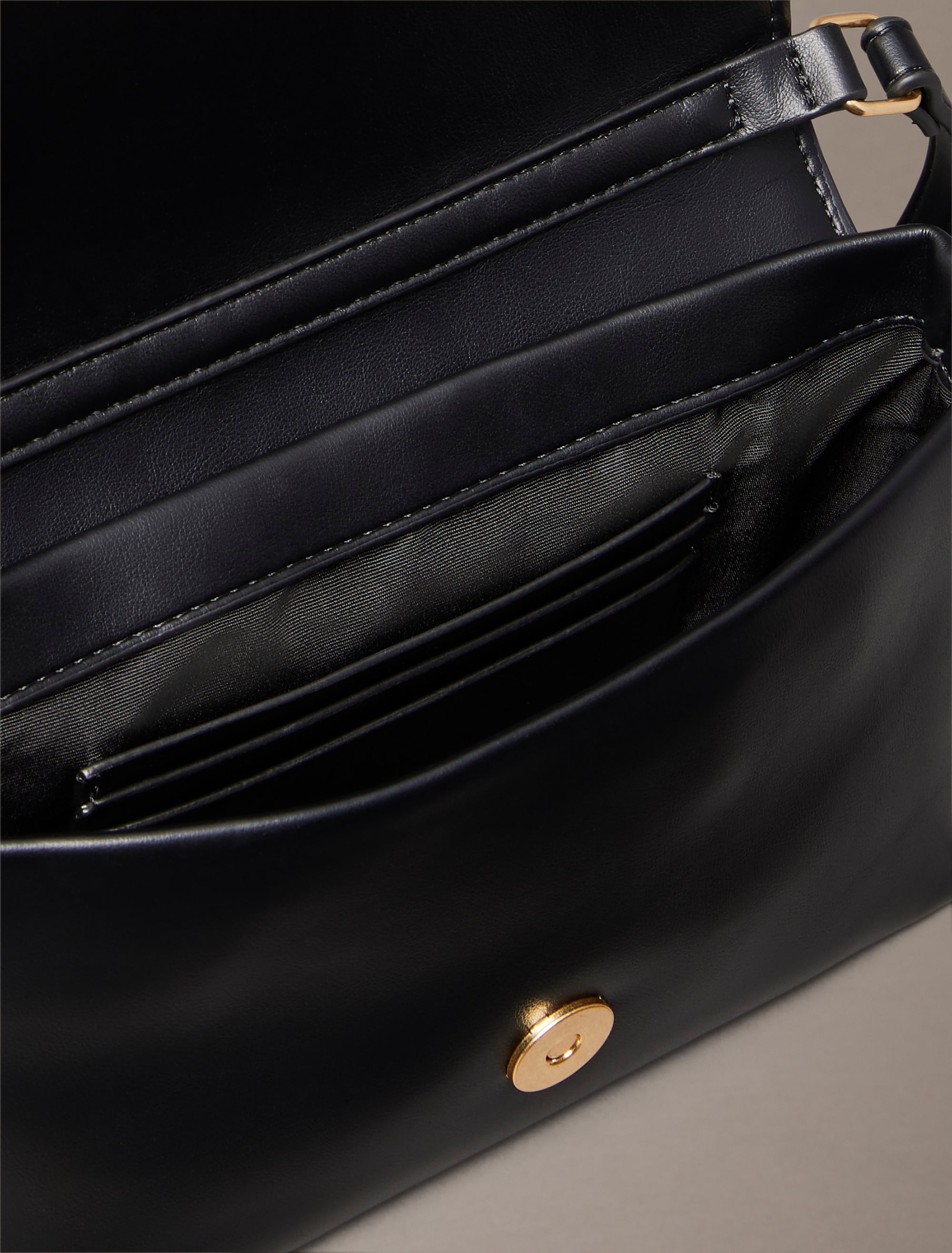 Calvin Klein Umhängetasche »RAISED CK FLAP CROSSBODY«, Damen-Schultertasche, Handtasche, kleine Abendtasche mit CK-Logo