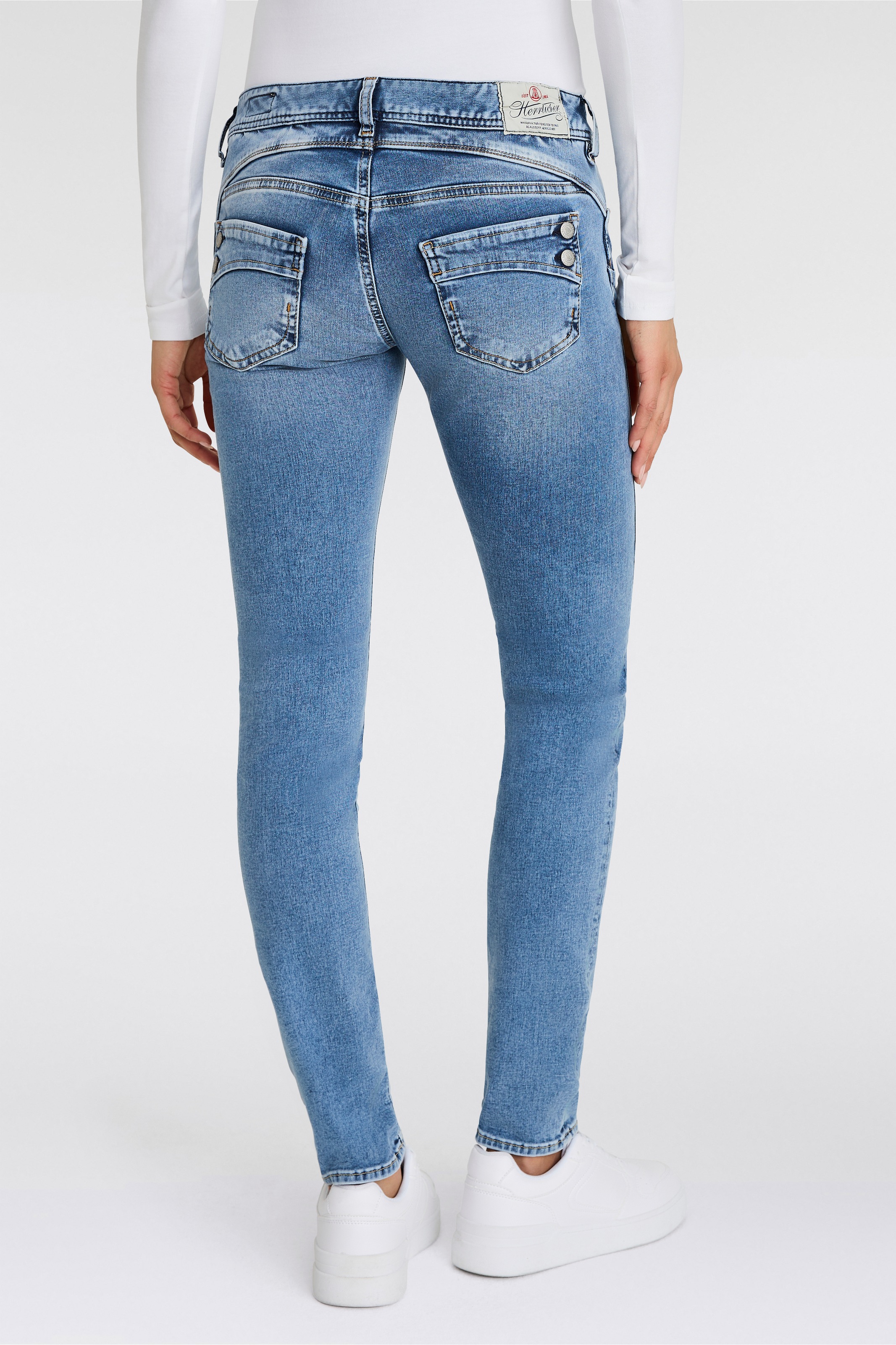 Herrlicher Slim-fit-Jeans "Piper Slim Denim", mit Zierknöpfen an den Gesäßt günstig online kaufen