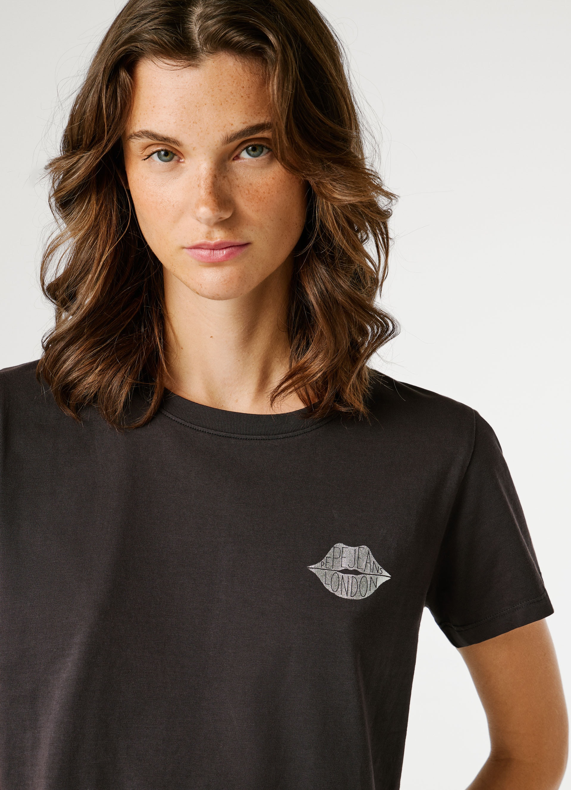 Pepe Jeans T-Shirt »BRULE« mit Runhals, kleiner Print auf der Brust