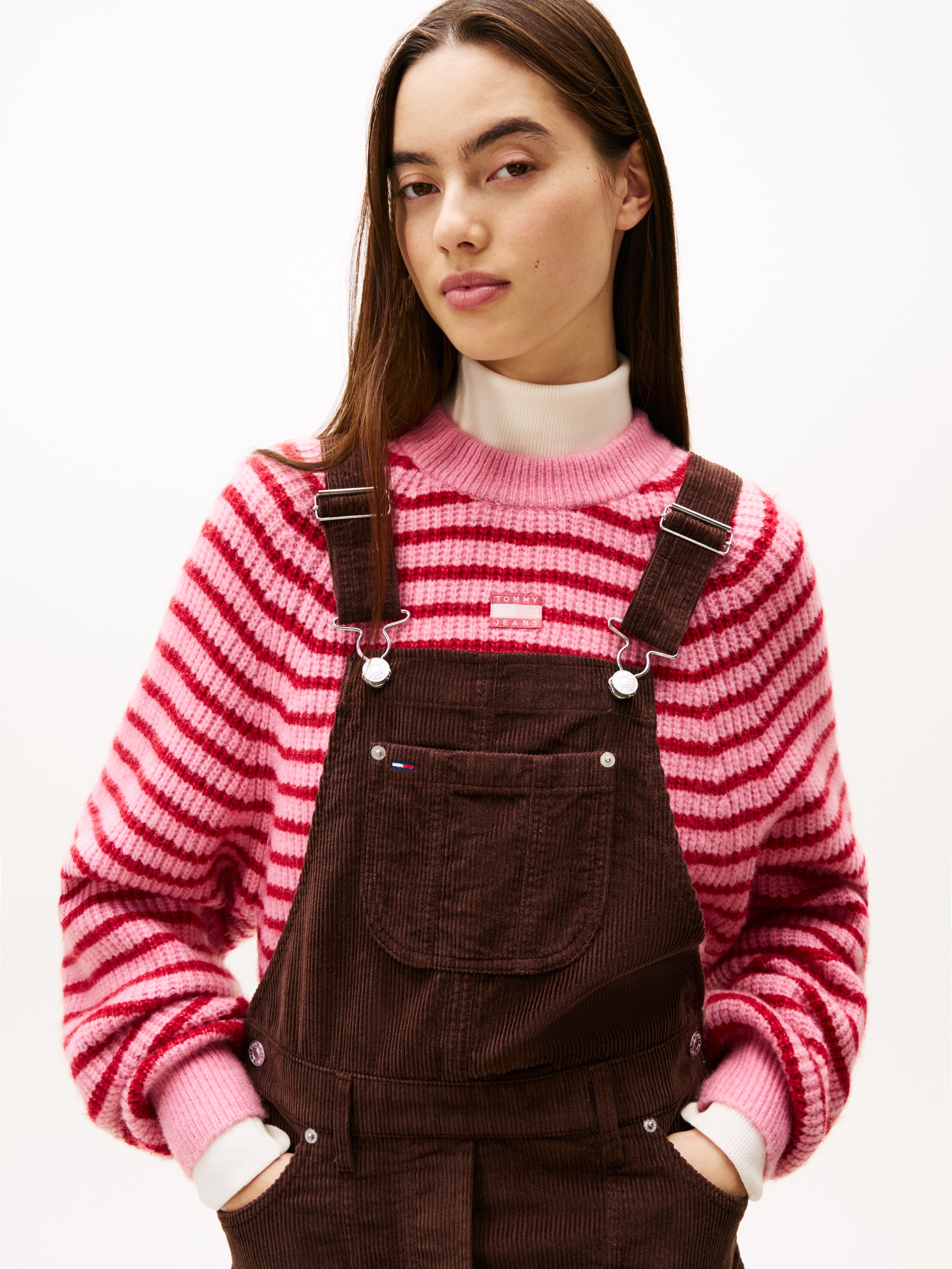 Tommy Jeans Latzkleid »TJW SCRIPT CORD DUNGAREES DRESS«, aus angenehmer Cord Qualität