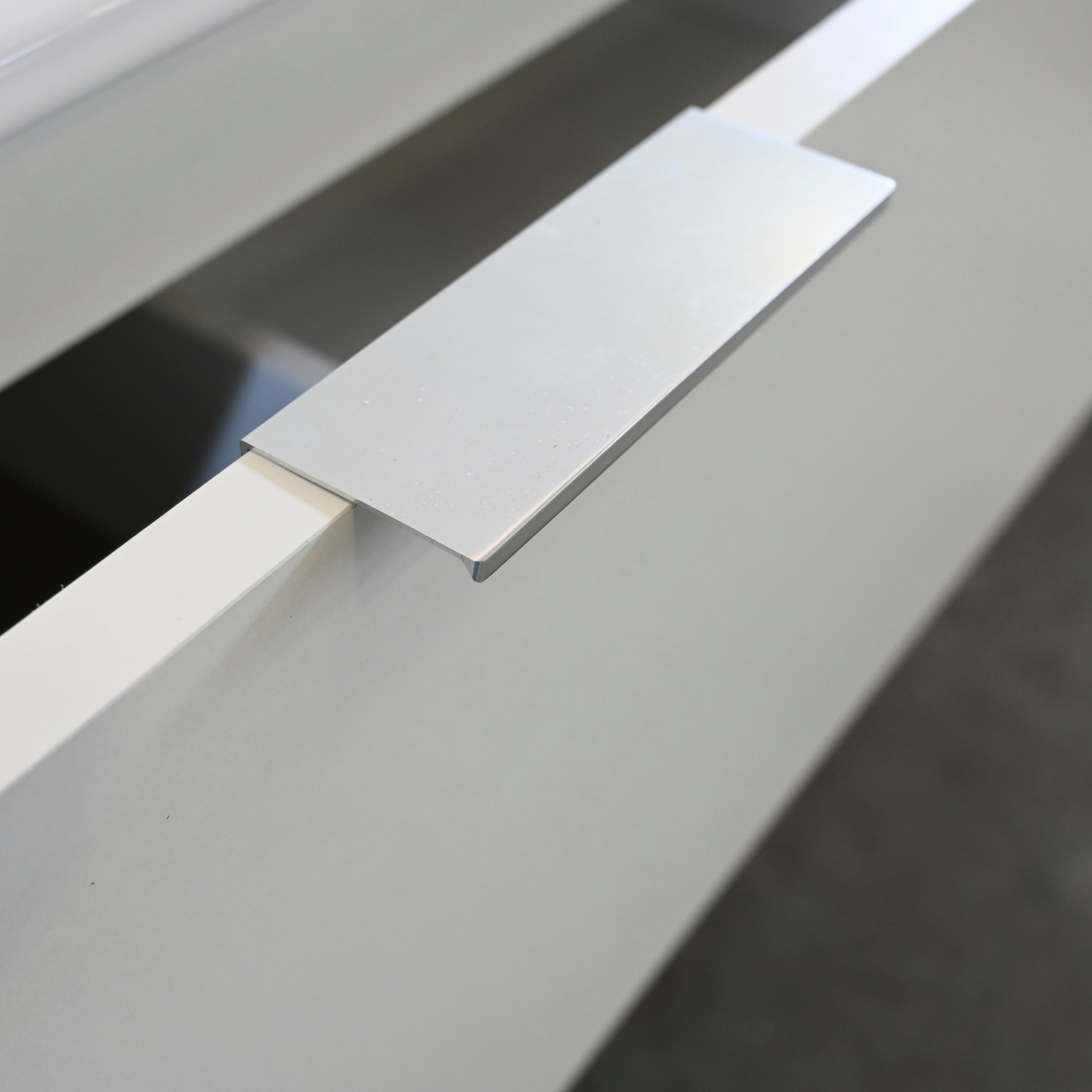 welltime Waschtisch »VELA, 82,3 cm breit, Hochglanz-Schubladen, Made in Italy« 1 Stk. tlg. Waschtischunterschrank, inkl. Waschbecken, schräge Design-Schublade