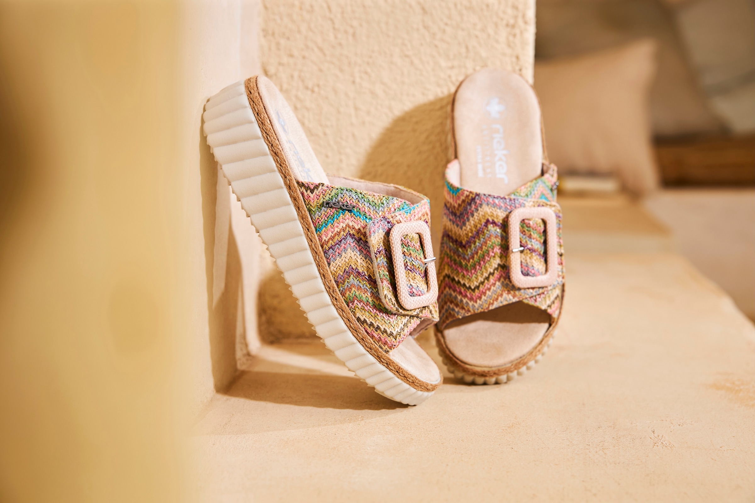 Rieker Keilpantolette, Sommerschuh, Strandschuh, Hausschuh mit praktischem Klettverschluss