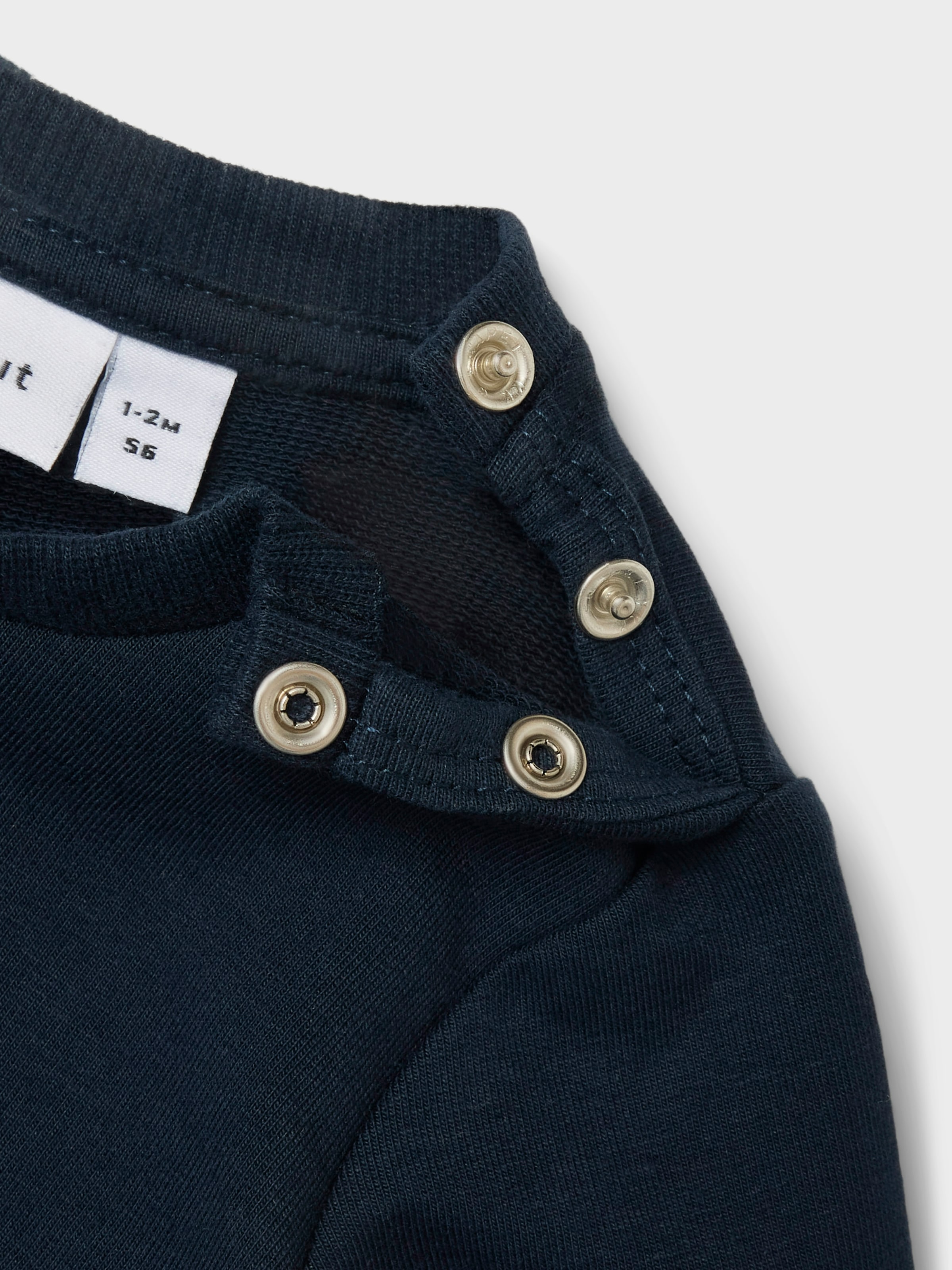 Name It Sweatshirt »NBNTAKKI LS SWEAT NOOS«, mit Druckknopf-Verschluss an der linken Schulter