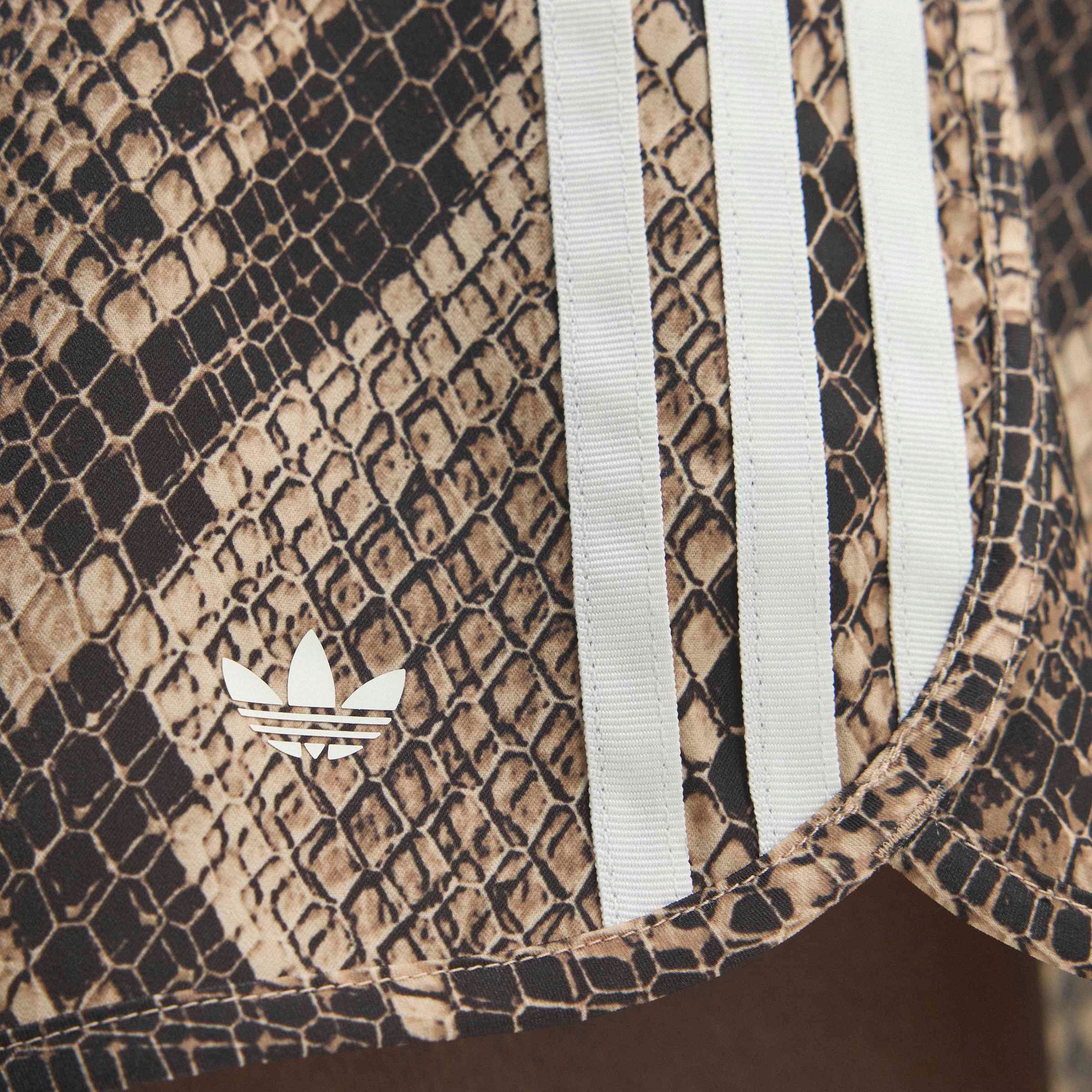adidas Originals Shorts »SATIN, SCHLANGENPRINT«  für Erwachsene, enger Schnitt, aus Polyester