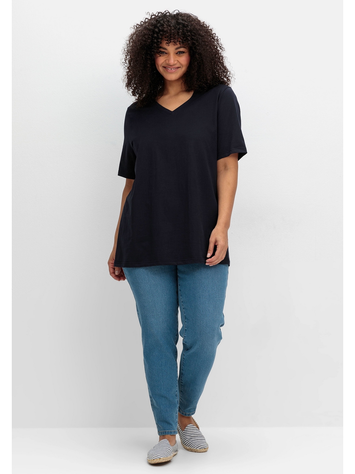 Sheego T-Shirt »Große Größen«, mit V-Ausschnitt, aus leichtem Jersey