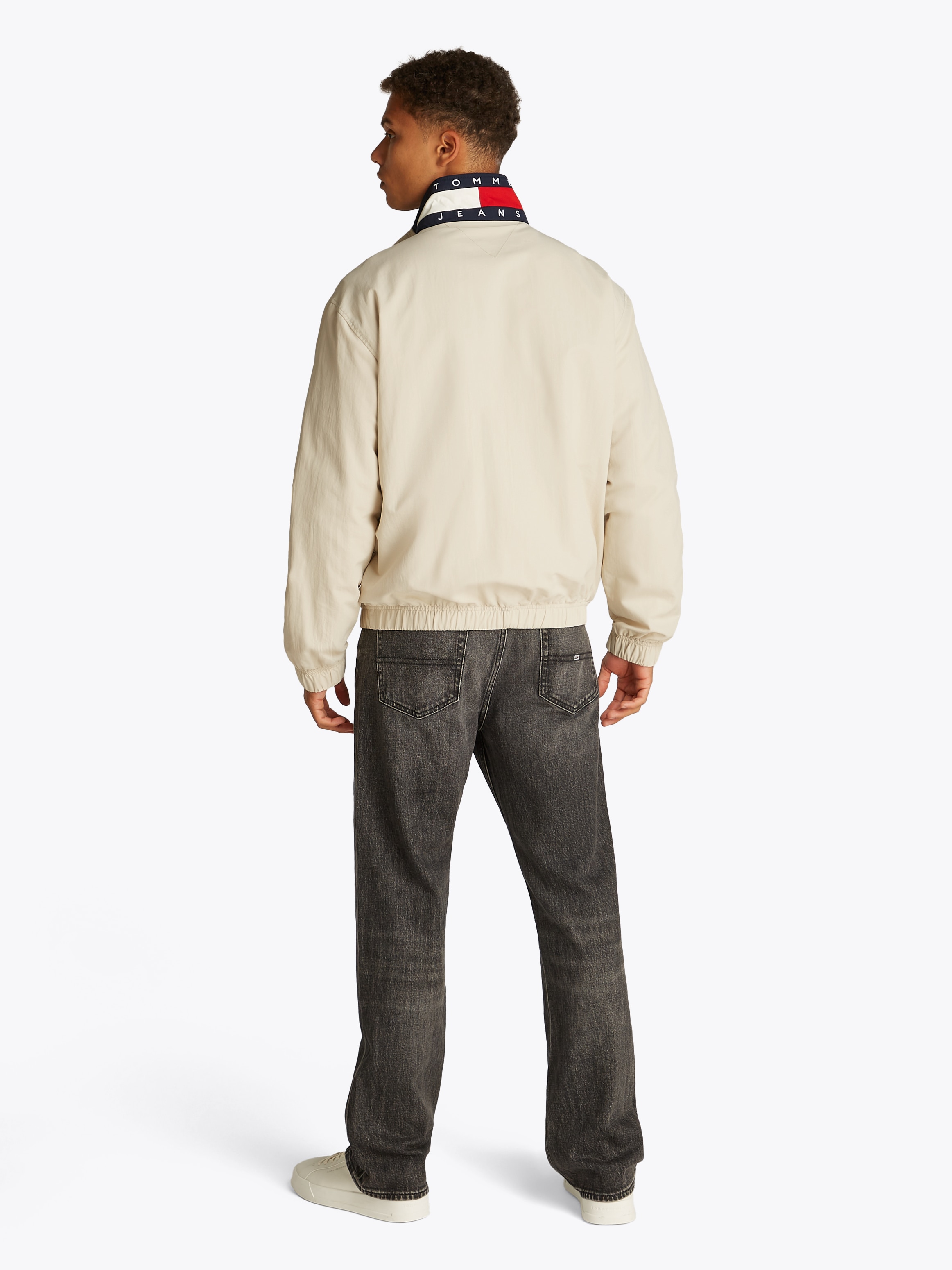 Tommy Jeans Allwetterjacke »TJM DNA COLLAR ESS JACKET«, ohne Kapuze, Mit Rundhalsausschnitt