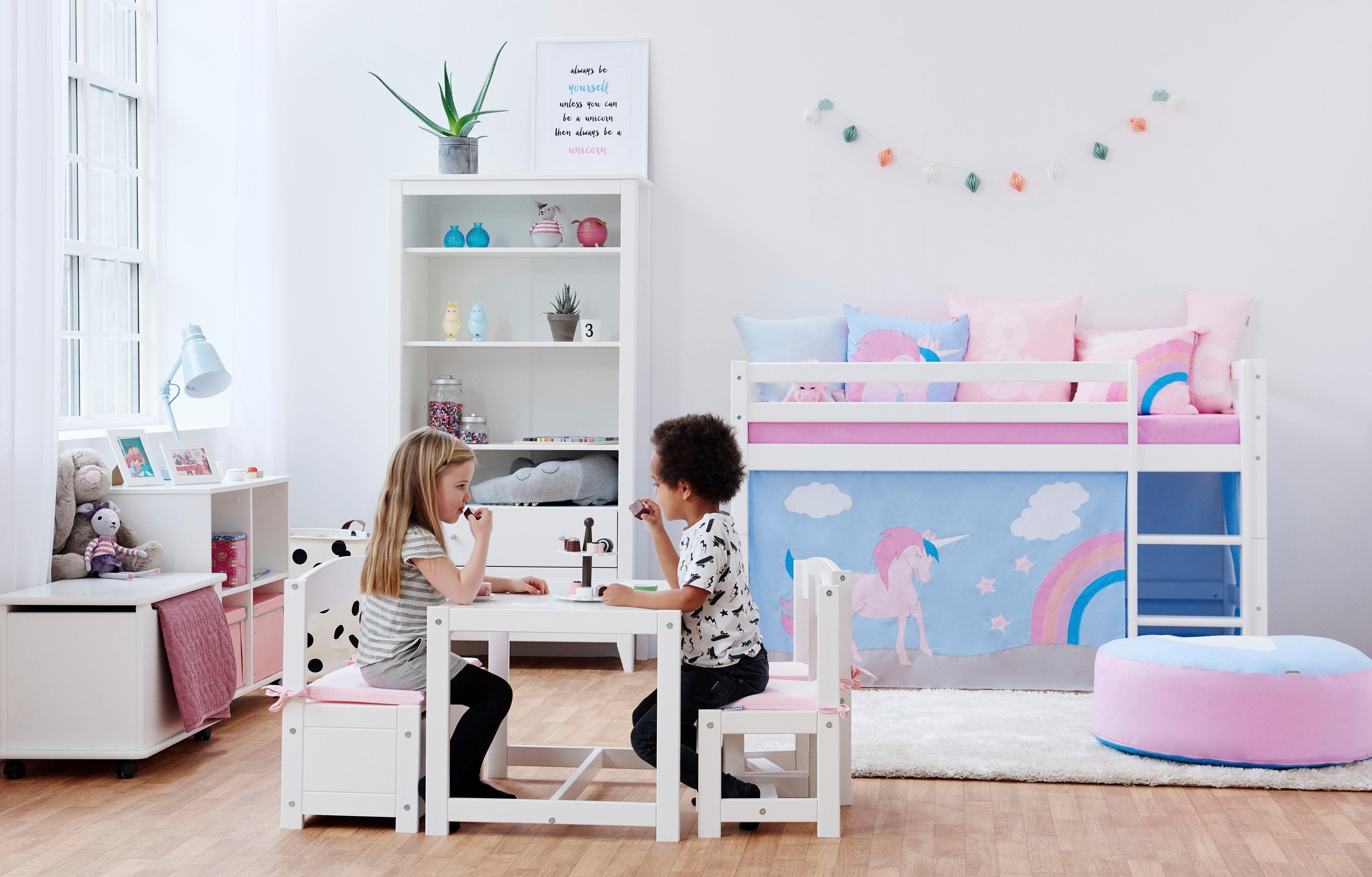 Hoppekids Hochbett Einhorn, inkl. Vorhang-Set, Matratze und Rollrost